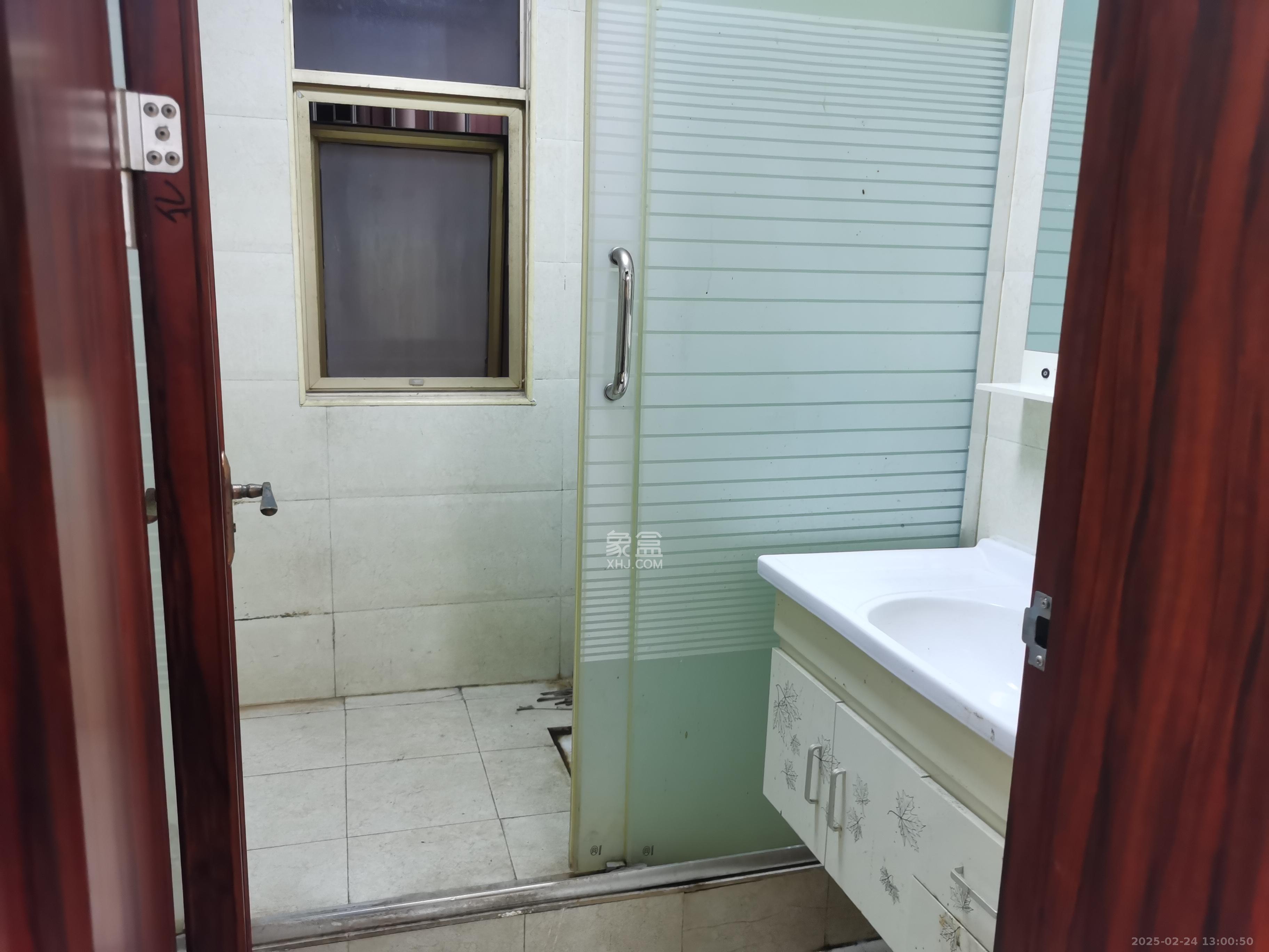 新富城 3室2厅1卫 2800.0元/月 新富城 3室2厅1卫 2800.0元/月室内图