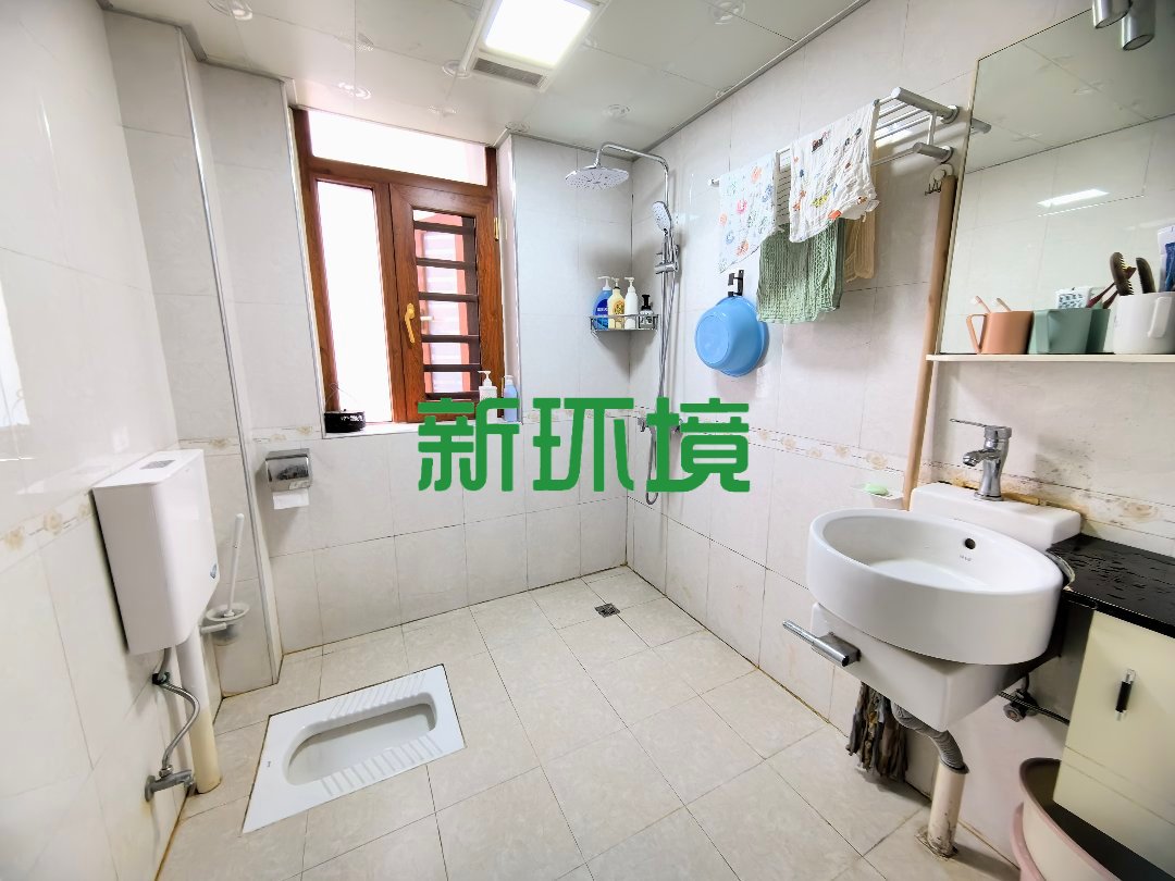 东城首座  4室2厅2卫   88.00万客厅