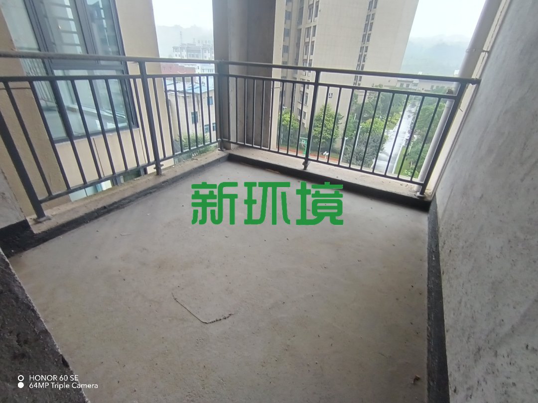 昊天珑璟湾  4室2厅2卫   63.80万客厅