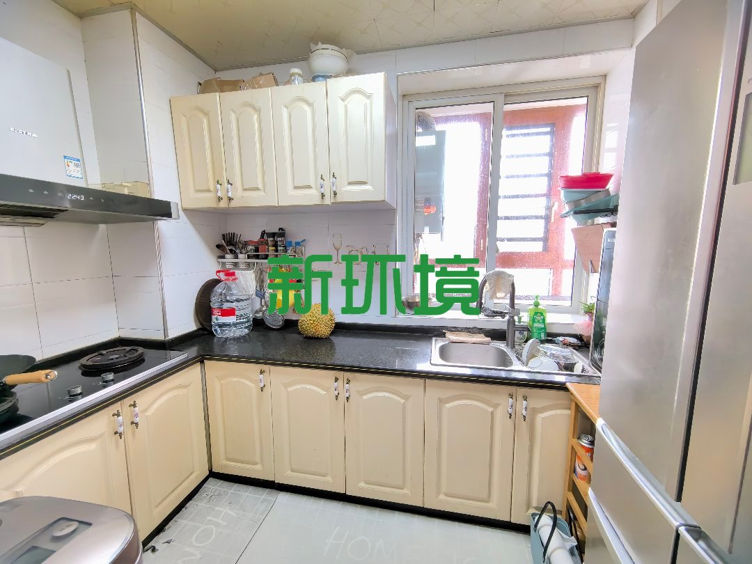 东城首座  4室2厅2卫   88.00万客厅