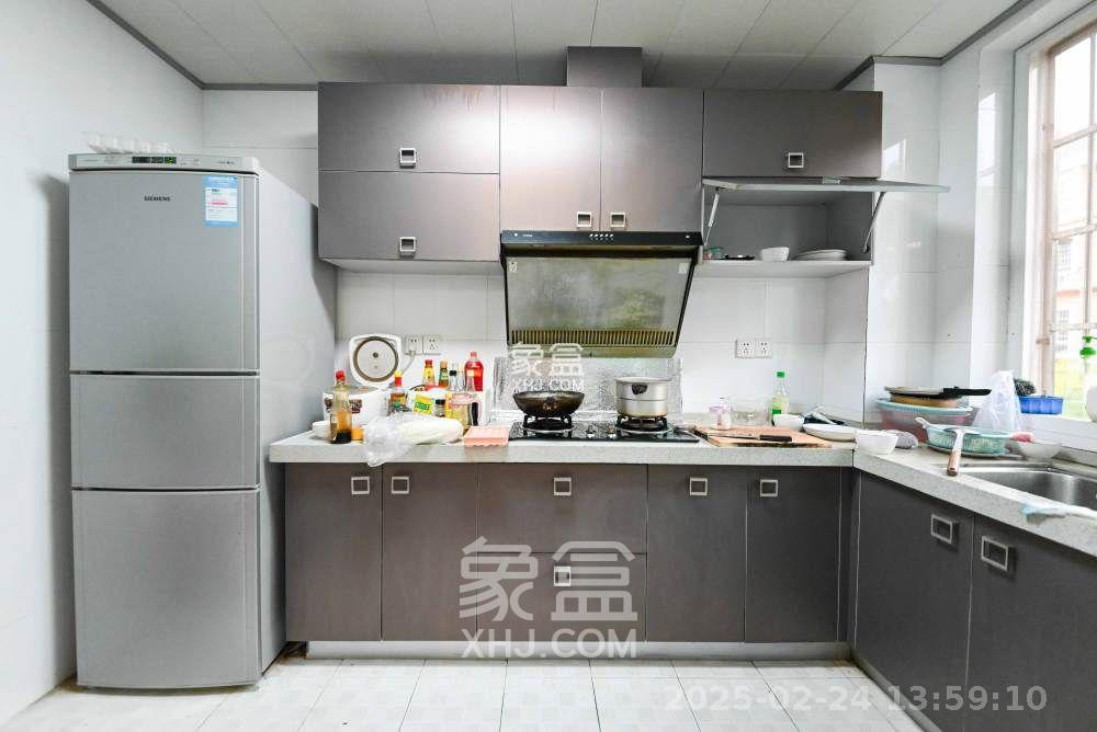 山水庭院 3室2厅2卫 2400.0元/月 山水庭院 3室2厅2卫 2400.0元/月室内图