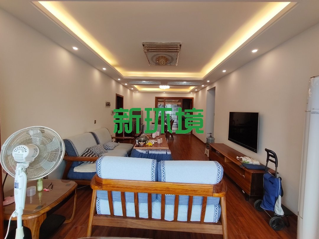 东岳新外滩  1室0厅0卫   75.80万客厅