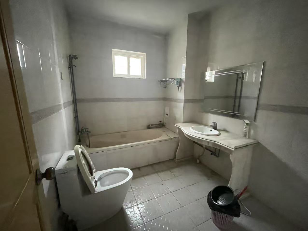 甸昆路9号 8室3厅4卫 9000.0元/月 甸昆路9号 8室3厅4卫 9000.0元/月室内图