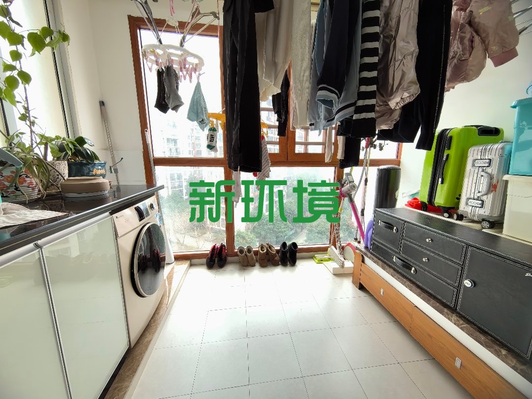 东城首座  4室2厅2卫   88.00万客厅