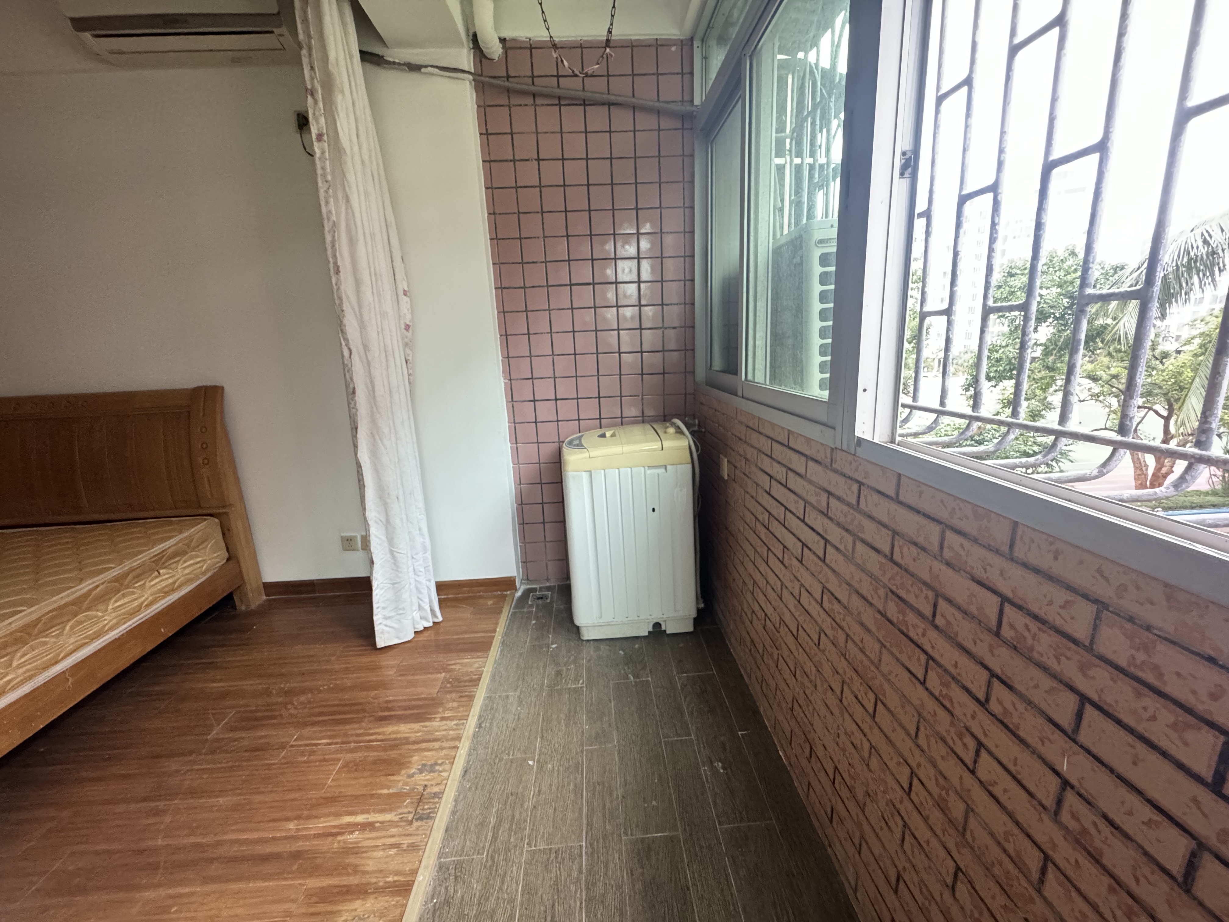 现代花园一期  3室2厅2卫   130.00万客厅