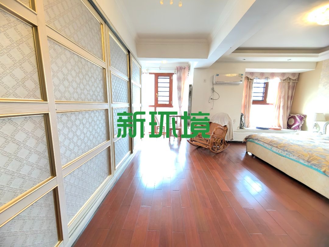 东城首座  4室2厅2卫   88.00万客厅