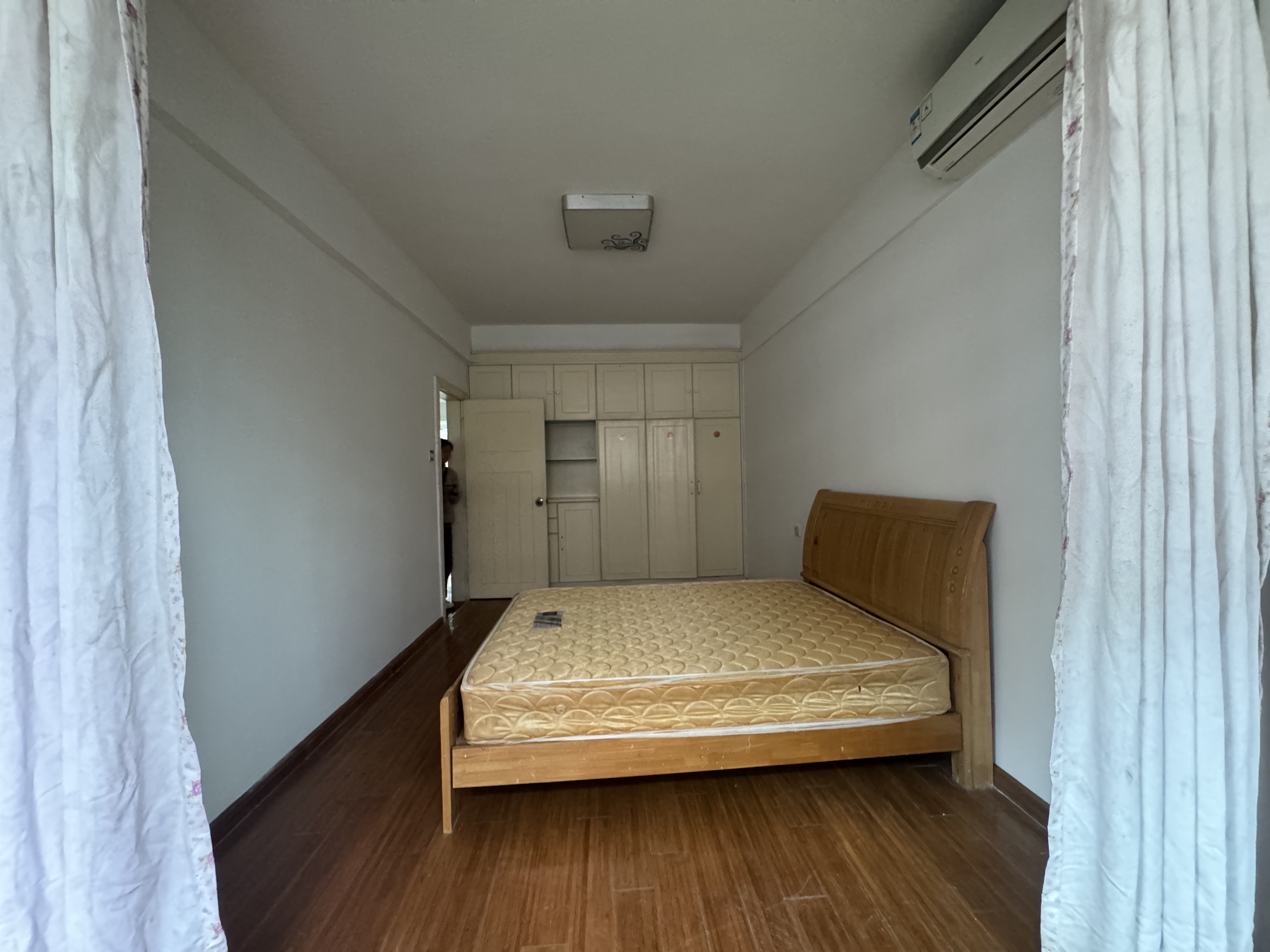 现代花园一期 3室2厅2卫 120.0万 现代花园一期 3室2厅2卫 120.0万客厅