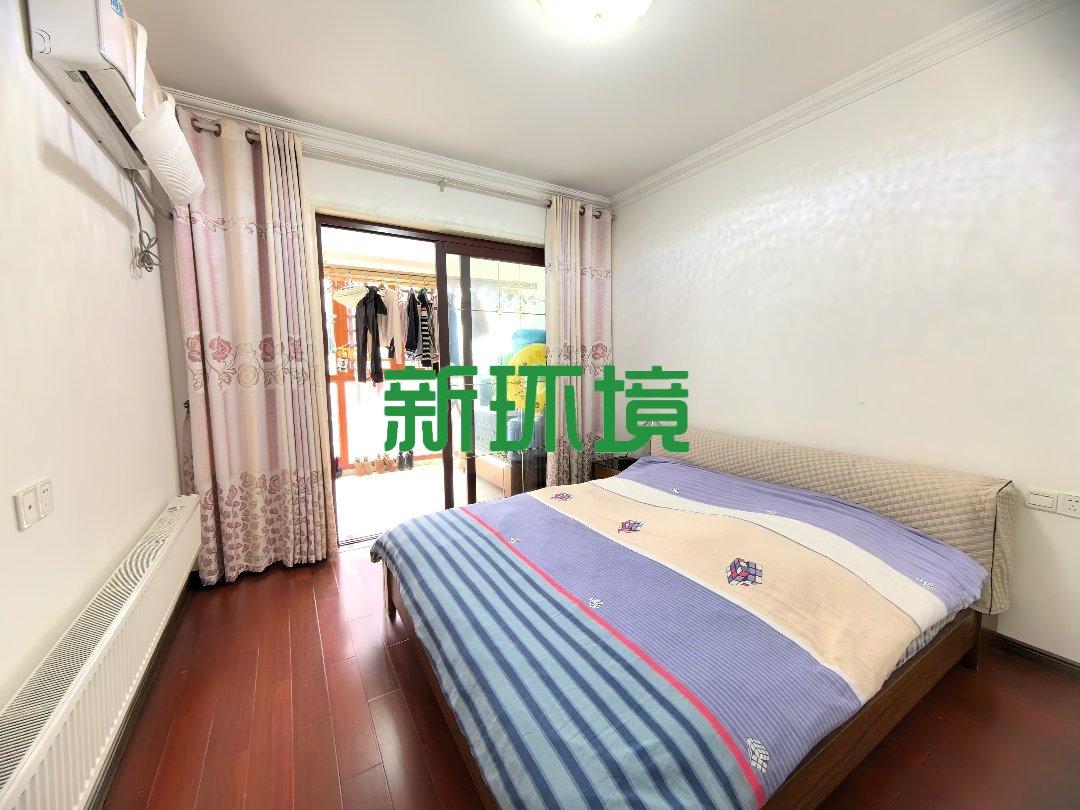 东城首座  4室2厅2卫   88.00万客厅