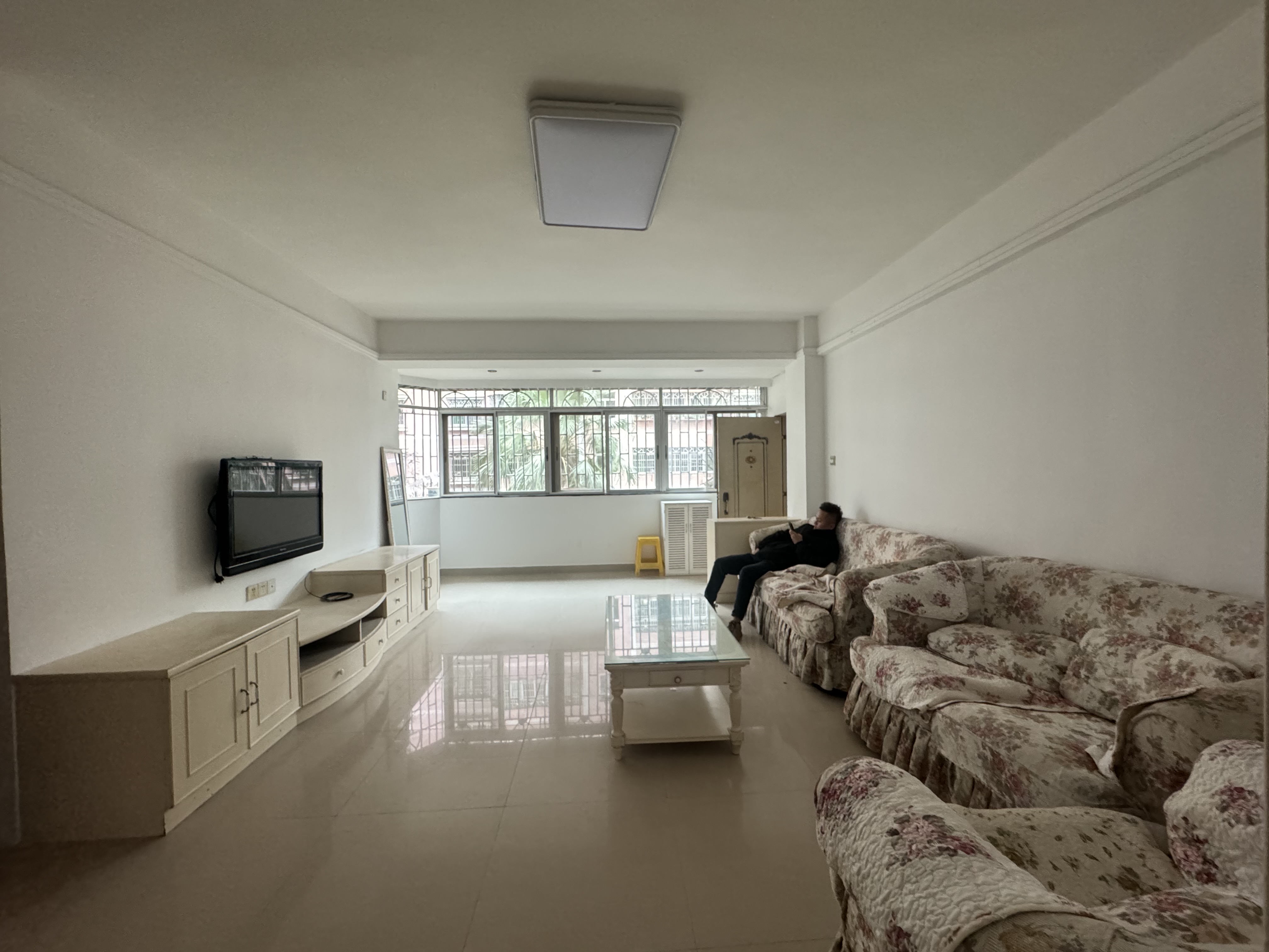 现代花园一期 3室2厅2卫 120.0万 现代花园一期 3室2厅2卫 120.0万客厅