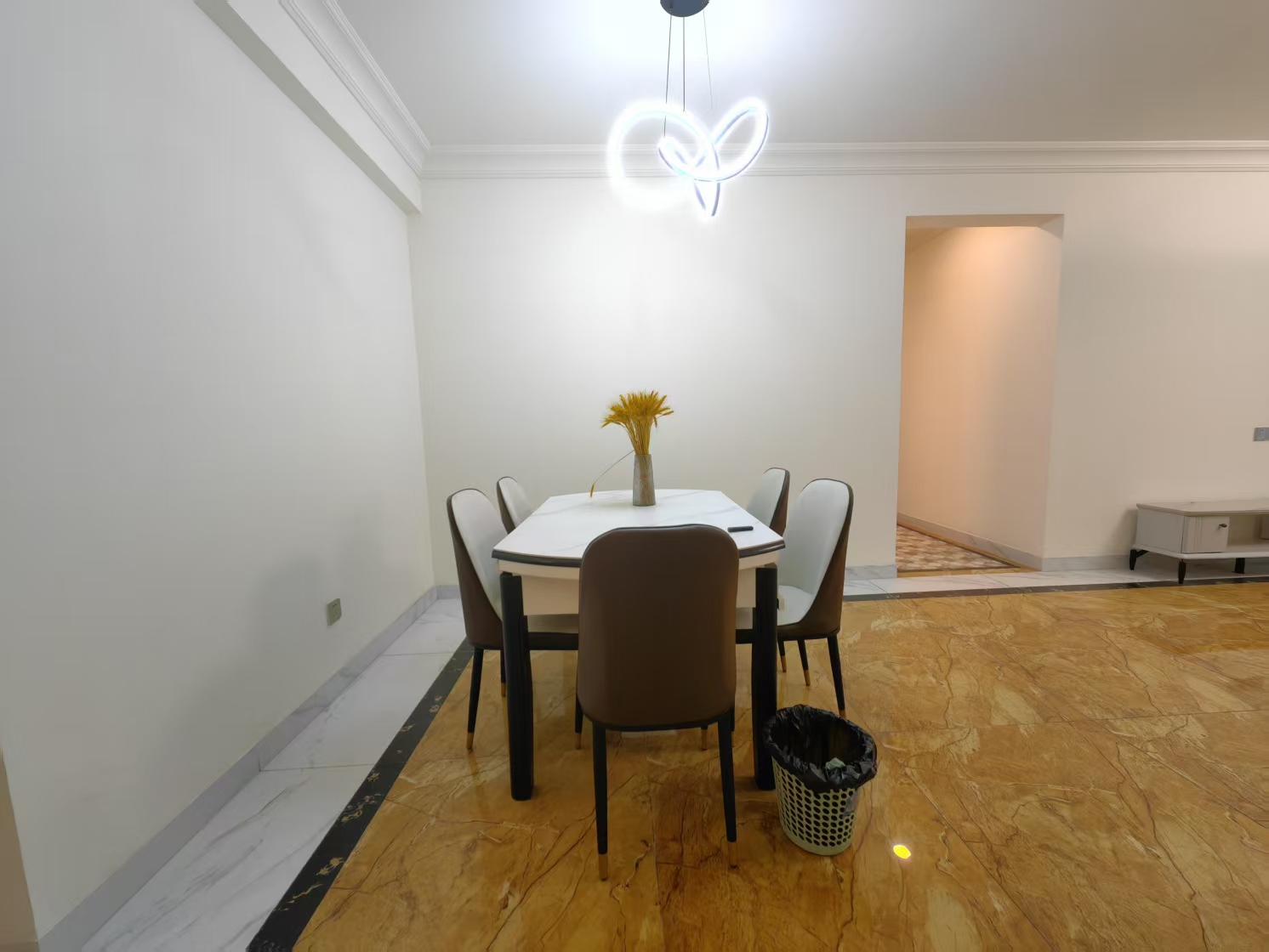 碧桂园梓山府 3室2厅2卫 1800.0元/月 碧桂园梓山府 3室2厅2卫 1800.0元/月室内图