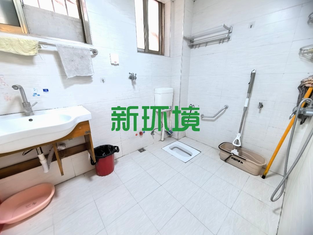 颐乐新村南苑  4室2厅2卫   65.00万客厅