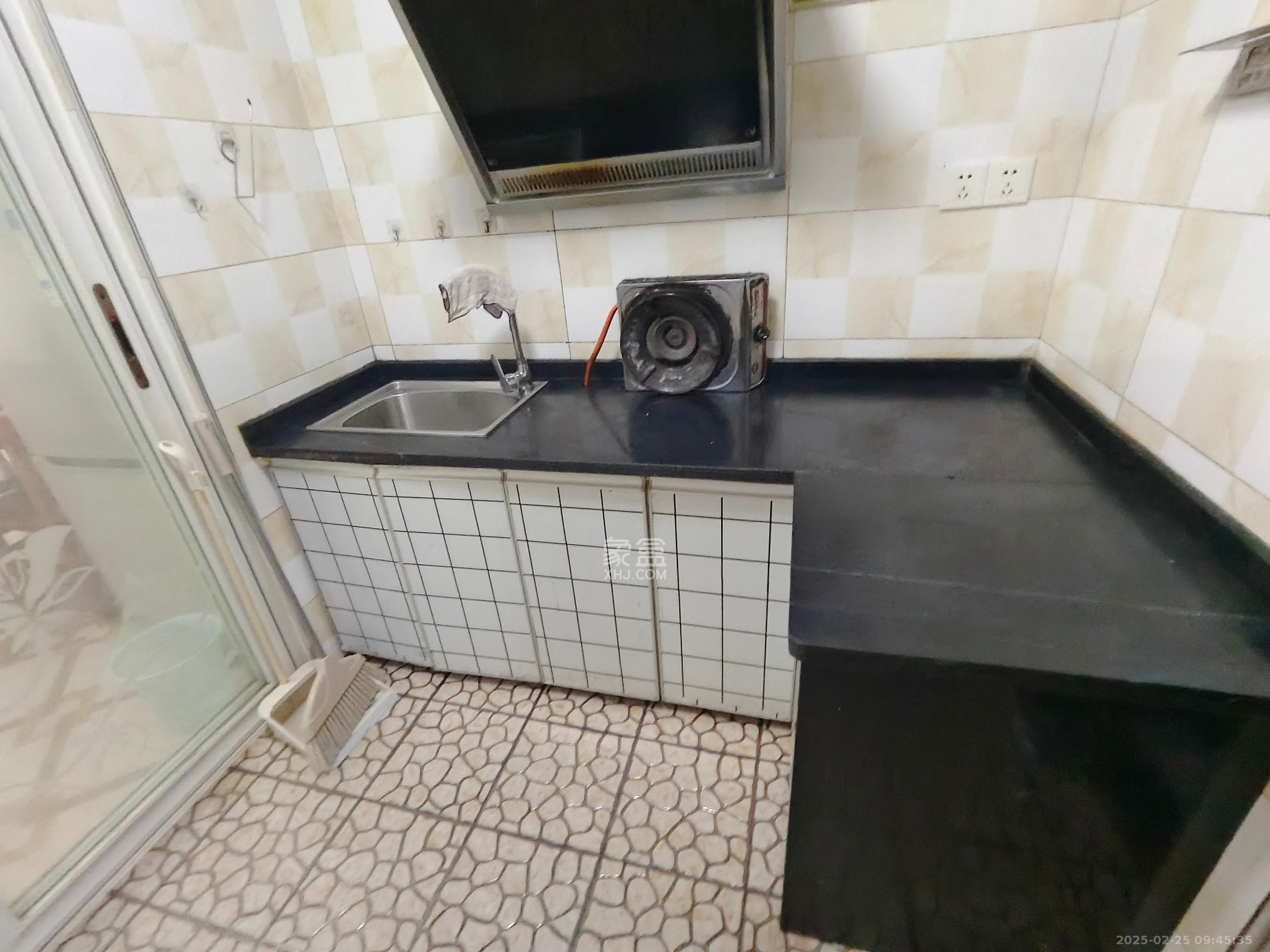 骑龙安置小区 1室0厅0卫 1300.0元/月 骑龙安置小区 1室0厅0卫 1300.0元/月室内图