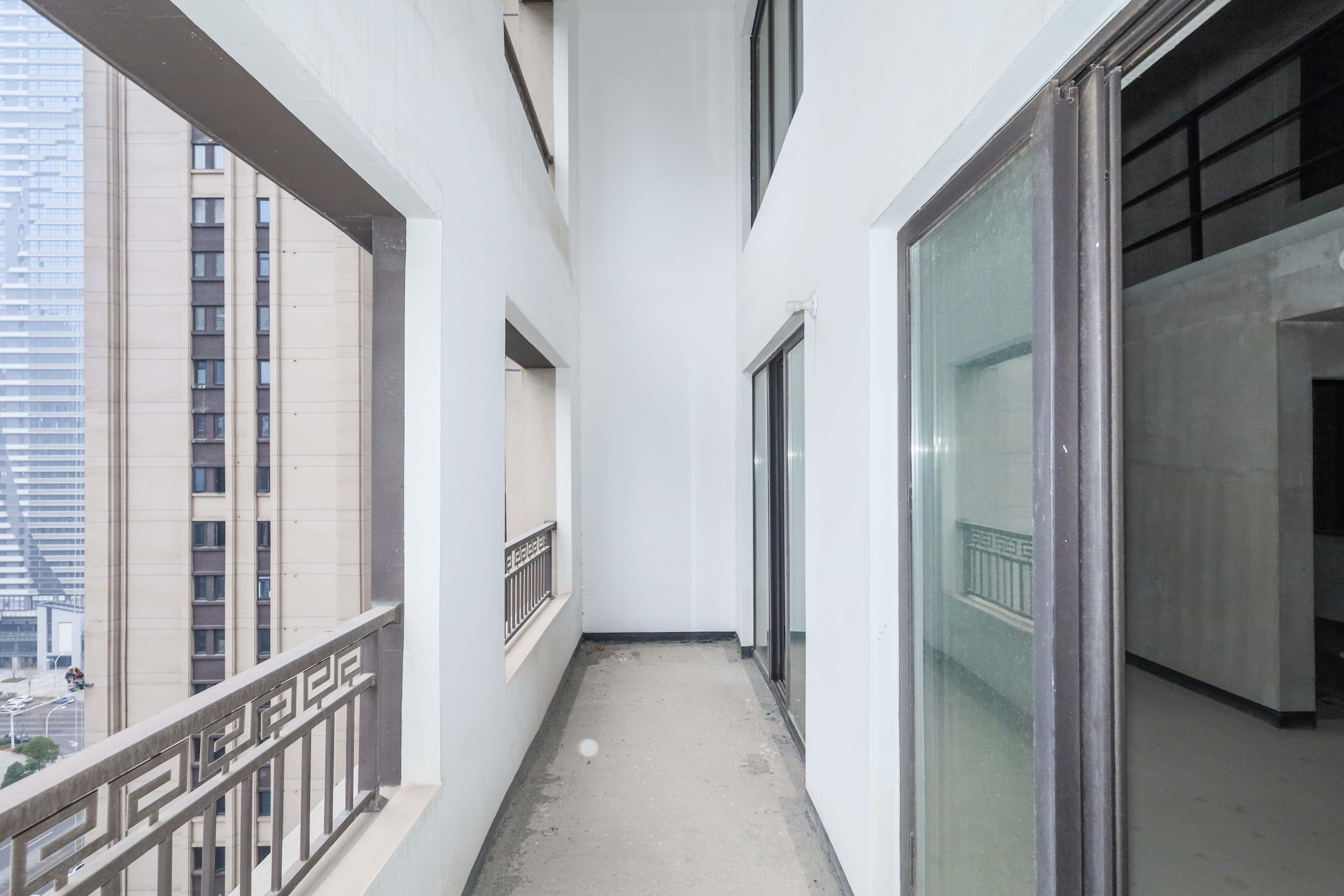 建发央著  4室2厅2卫   162.00万阳台