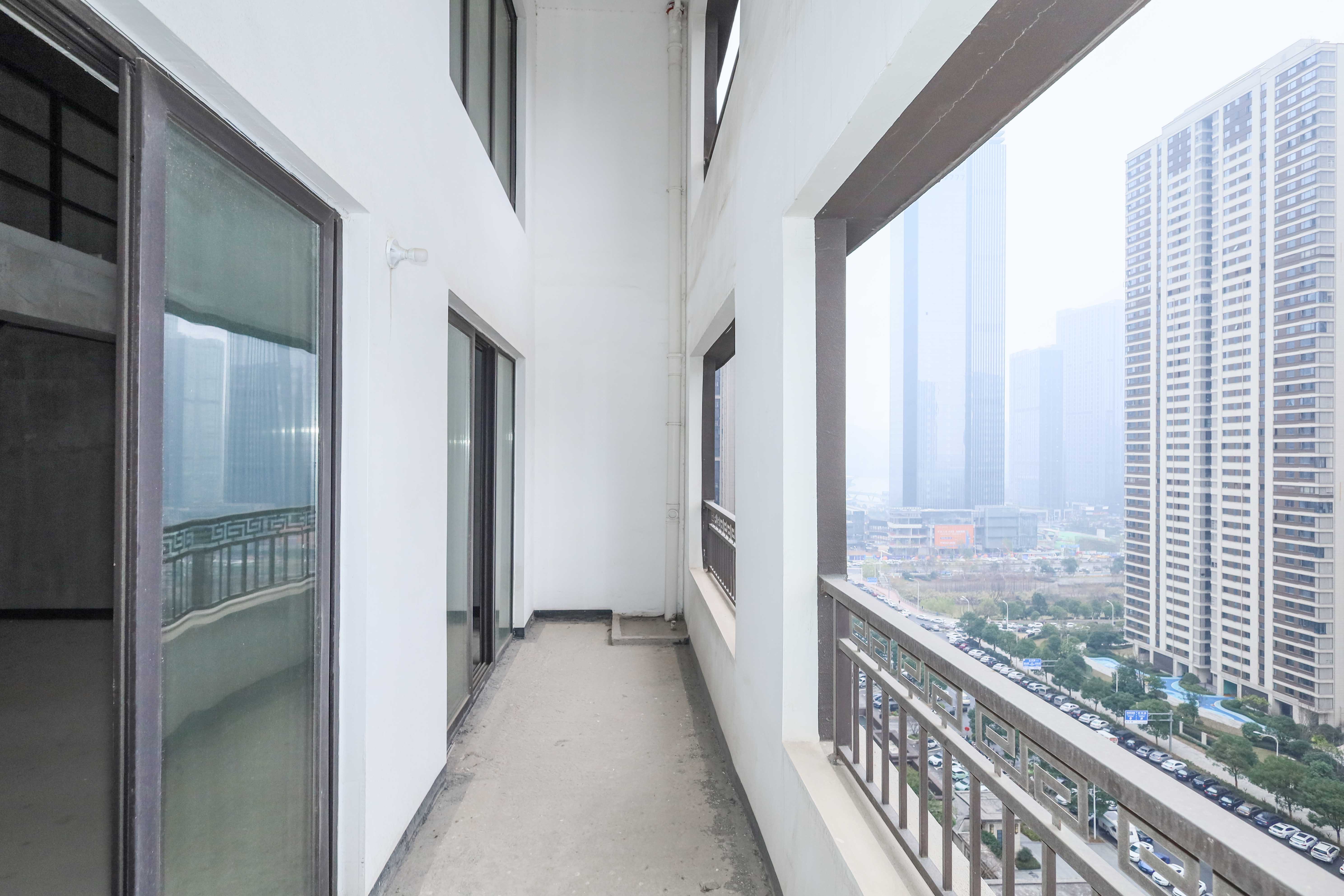 建发央著  4室2厅2卫   162.00万阳台