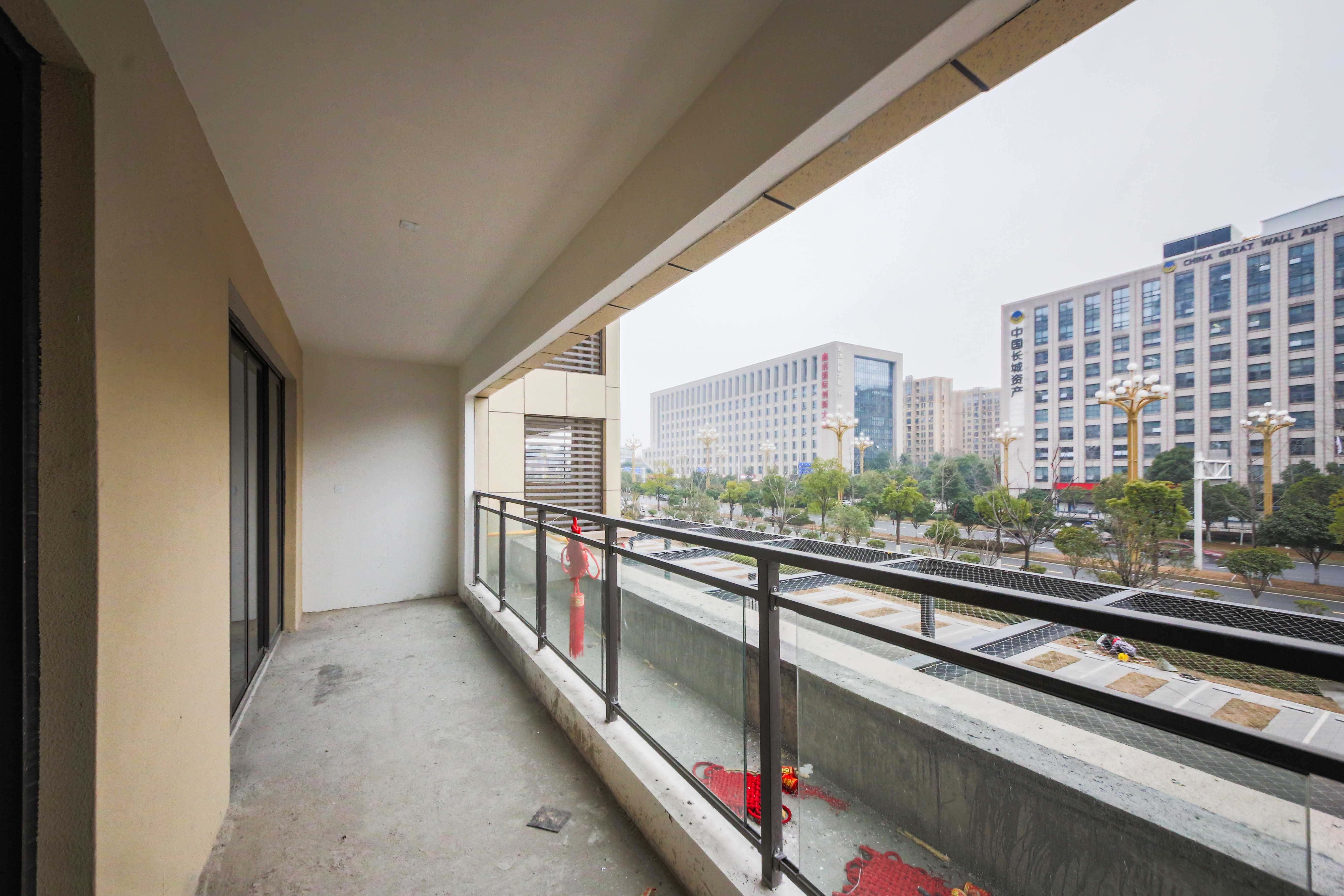 兴铁湘府和园  4室2厅2卫   235.00万阳台