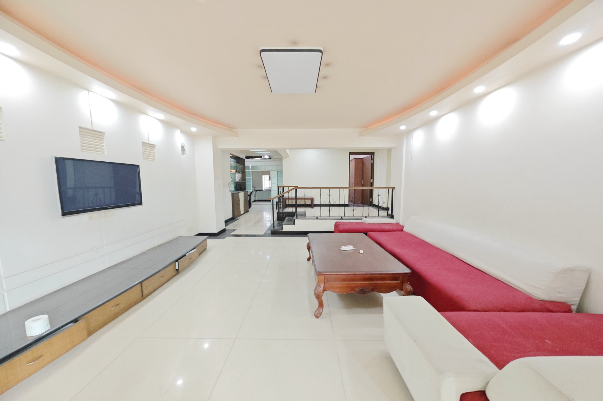 宏轩花苑  3室2厅2卫    82.0万 宏轩花苑  3室2厅2卫    82.0万客厅