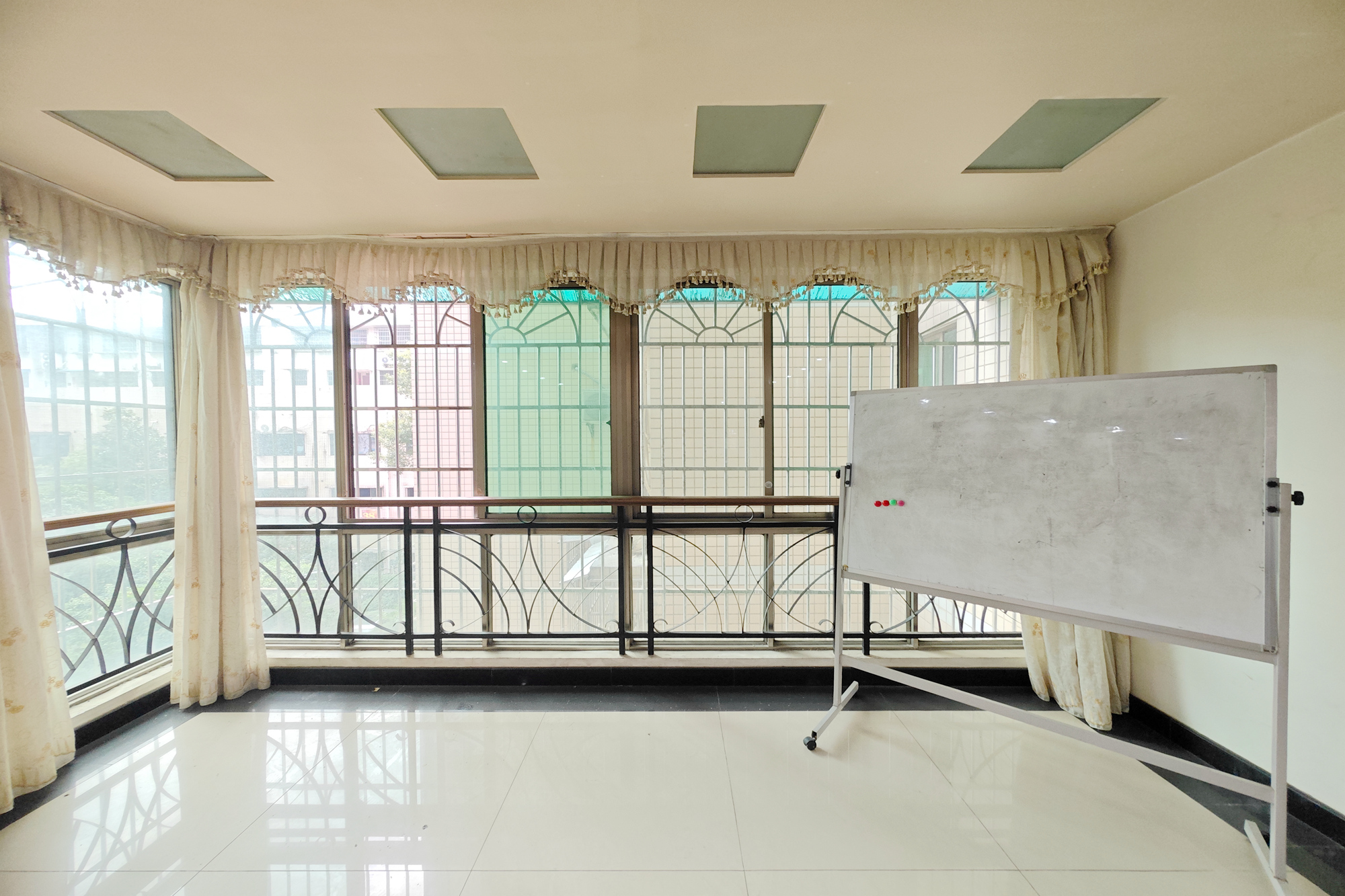 宏轩花苑  3室2厅2卫    82.0万 宏轩花苑  3室2厅2卫    82.0万阳台