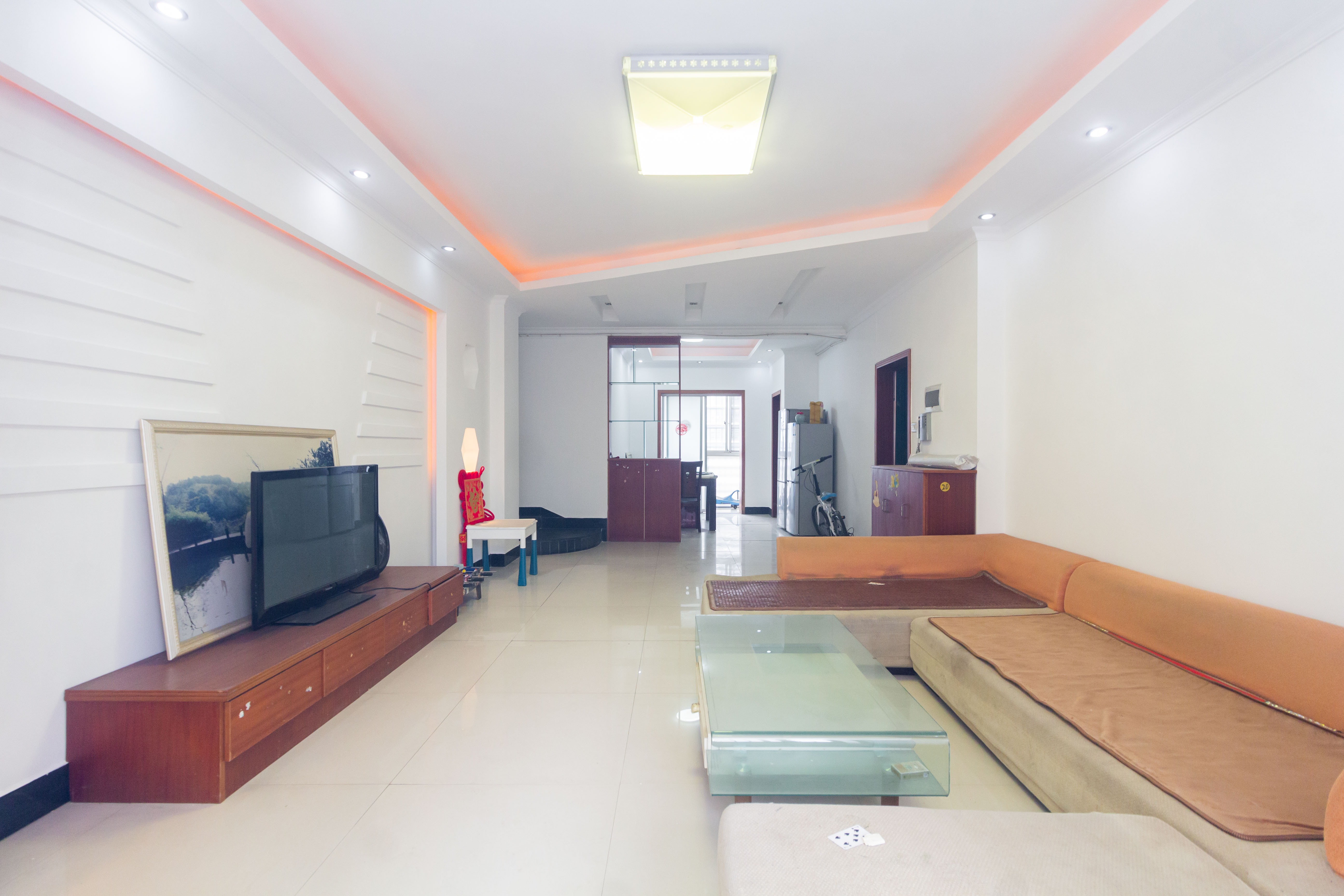 圣力华苑  3室2厅2卫    59.8万客厅