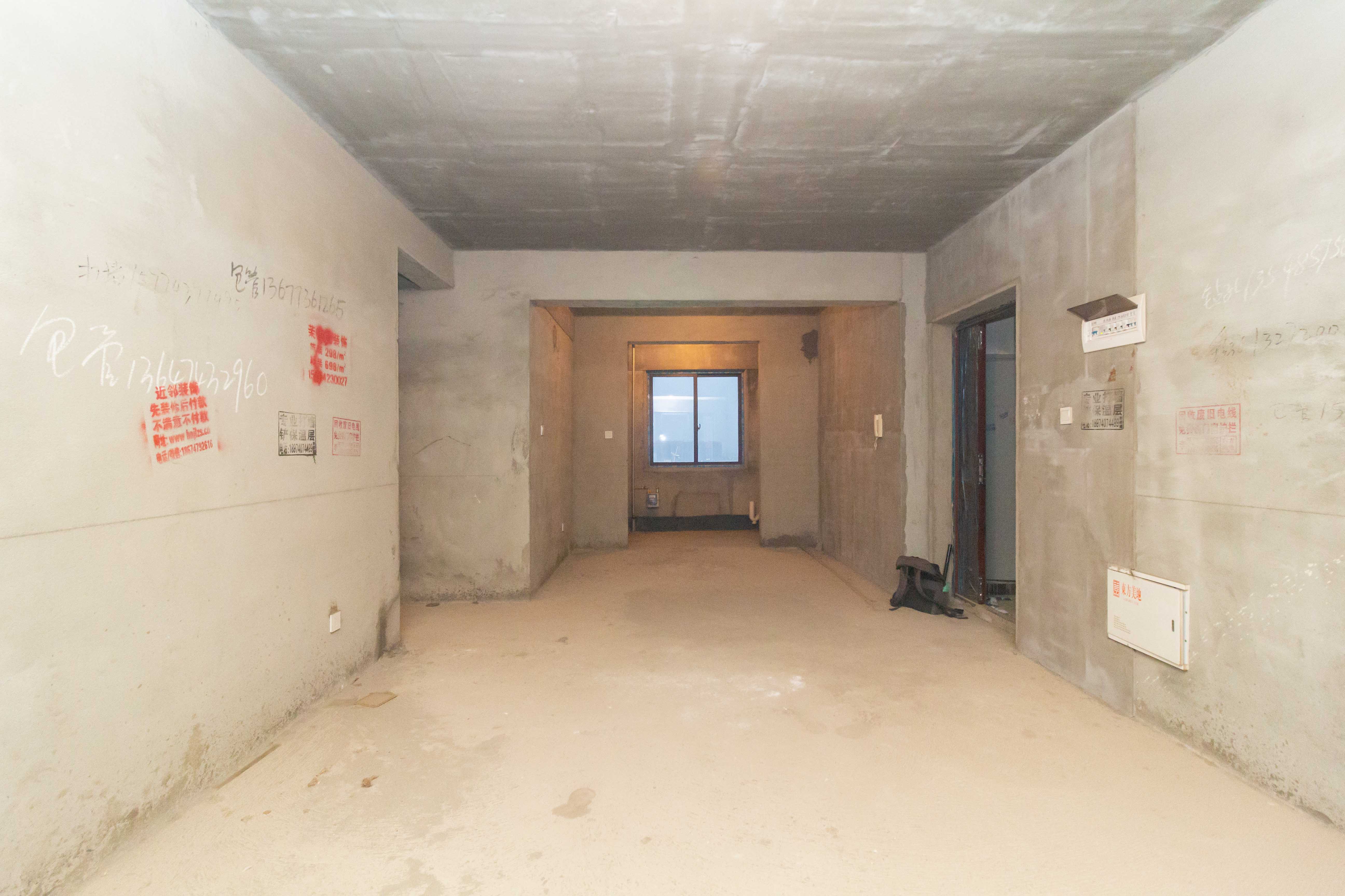 东方美地  3室2厅2卫   95.00万客厅