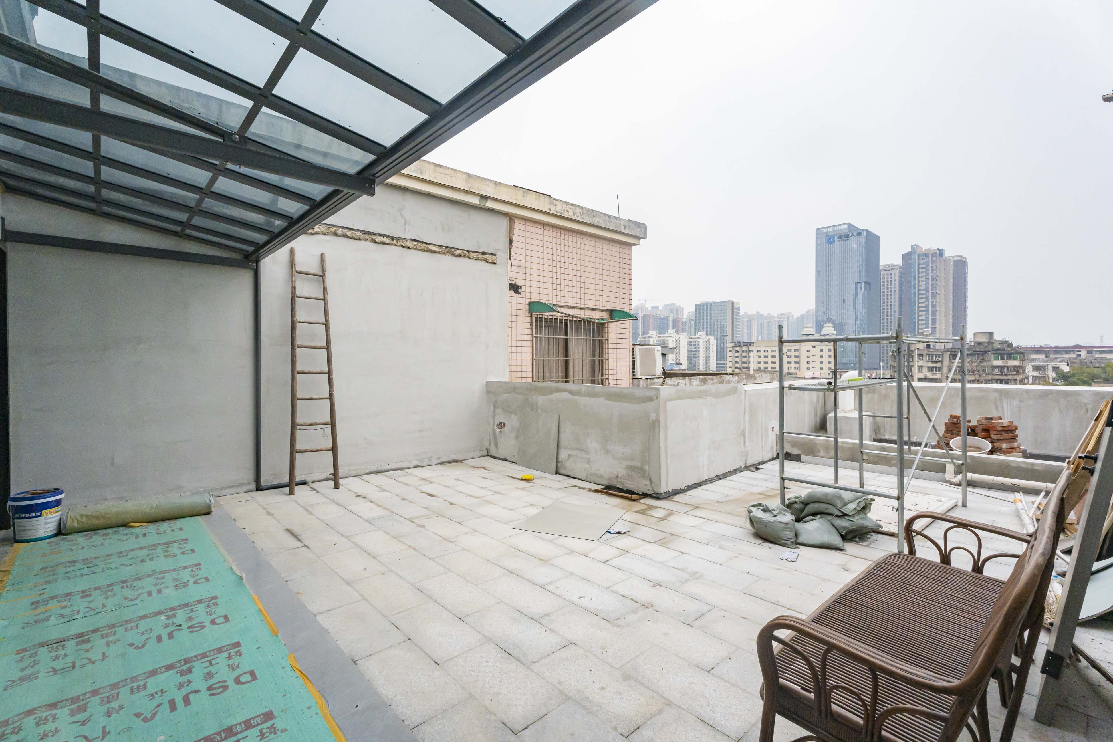 建湘新村  7室0厅2卫   214.00万阳台