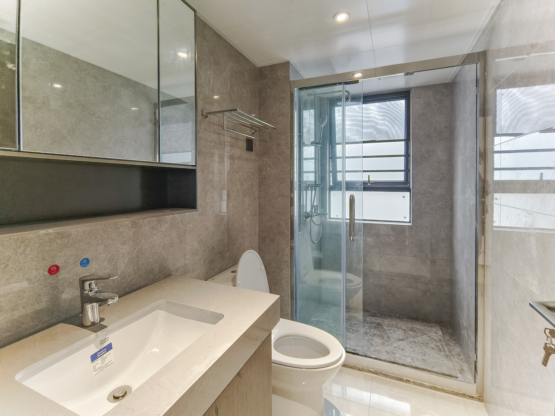 荣盛锦绣学府 4室2厅2卫 106.0万 荣盛锦绣学府 4室2厅2卫 106.0万卫生间