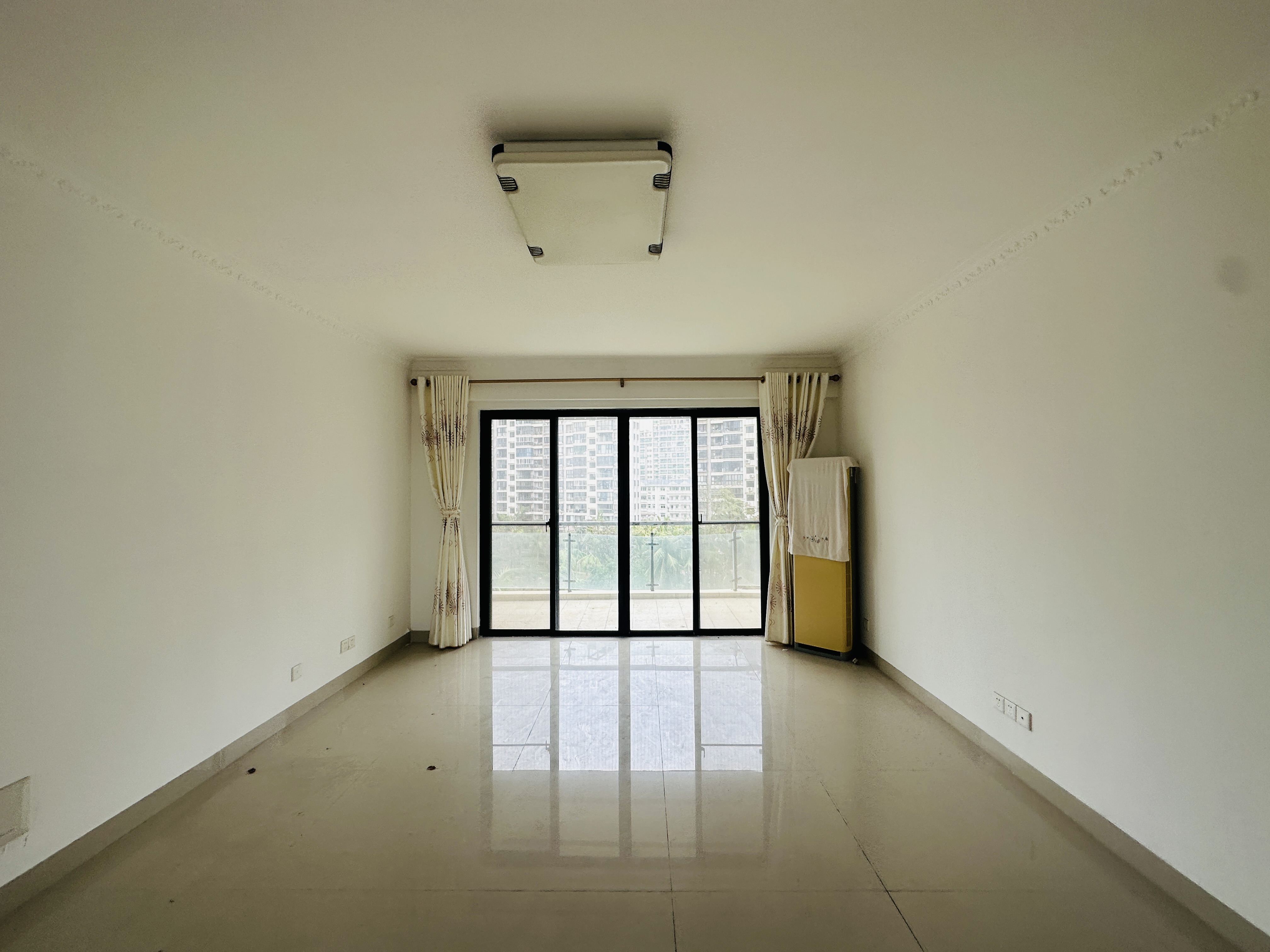 世纪海岸  3室2厅2卫    180.0万 世纪海岸  3室2厅2卫    180.0万客厅