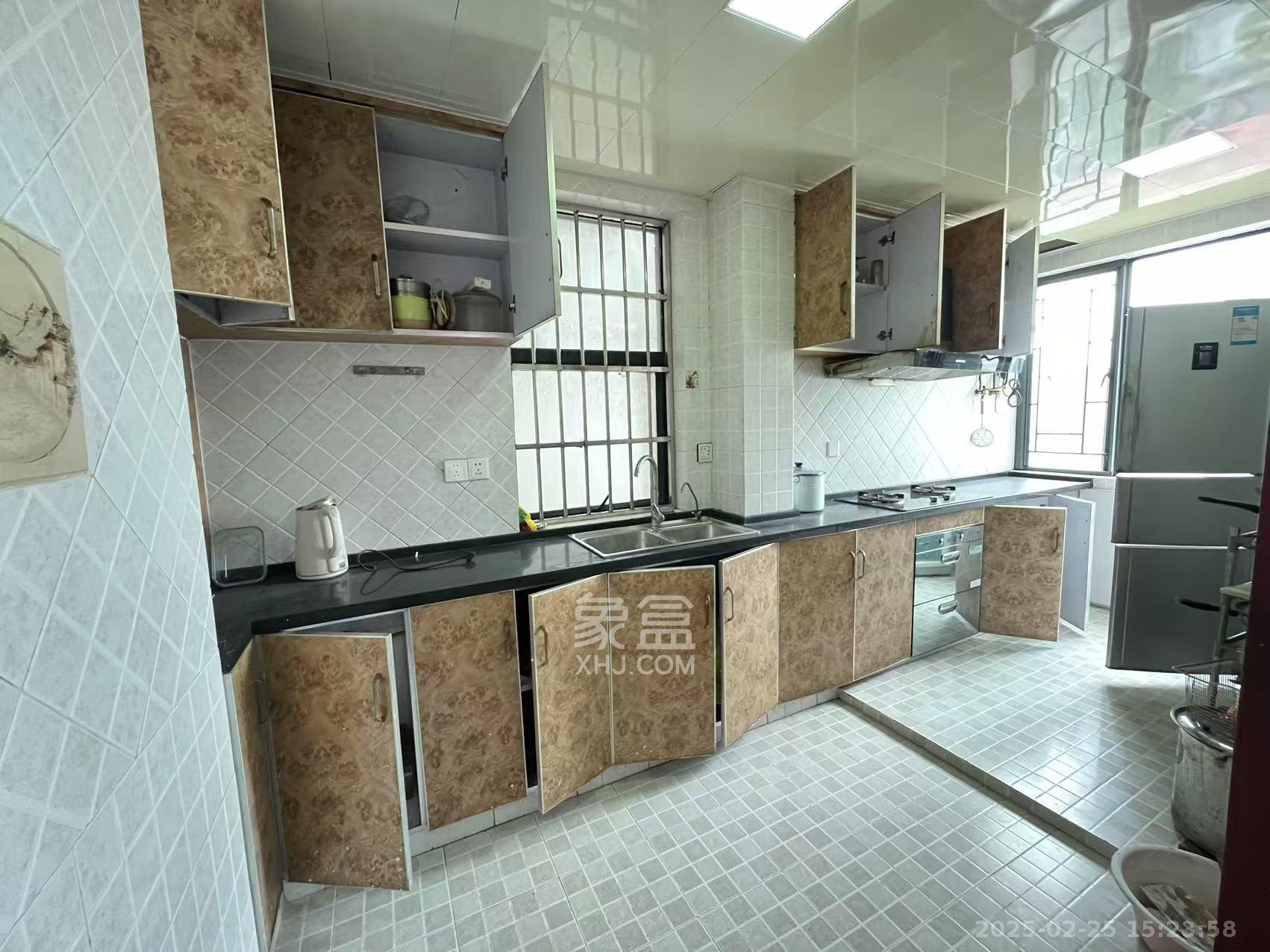 山水华景  3室2厅2卫   2800.00元/月室内图