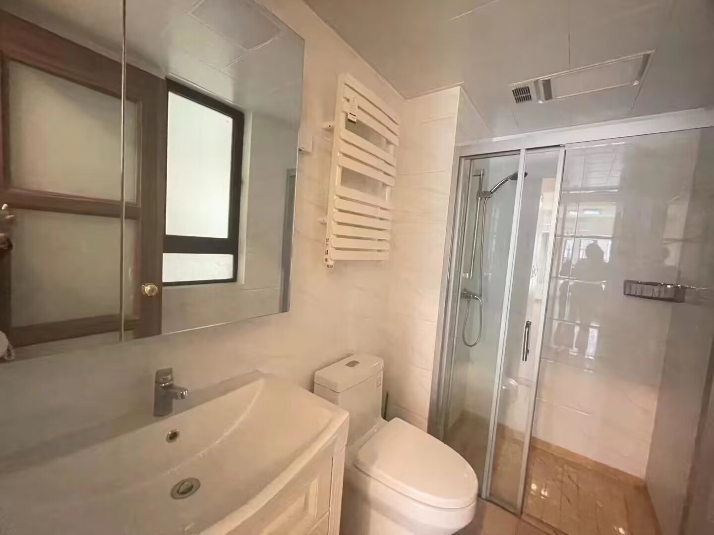 华耀碧桂园十里江湾誉峯 3室2厅2卫 2300.0元/月 华耀碧桂园十里江湾誉峯 3室2厅2卫 2300.0元/月室内图