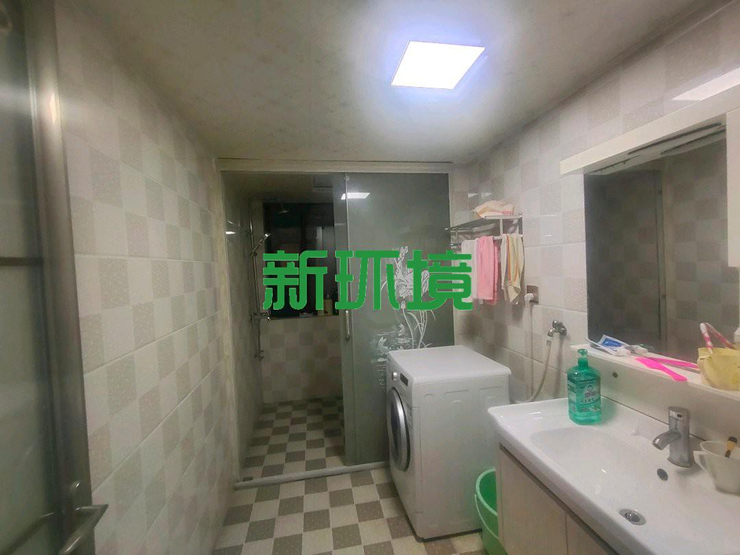 鑫成君泰  3室2厅2卫   84.00万客厅