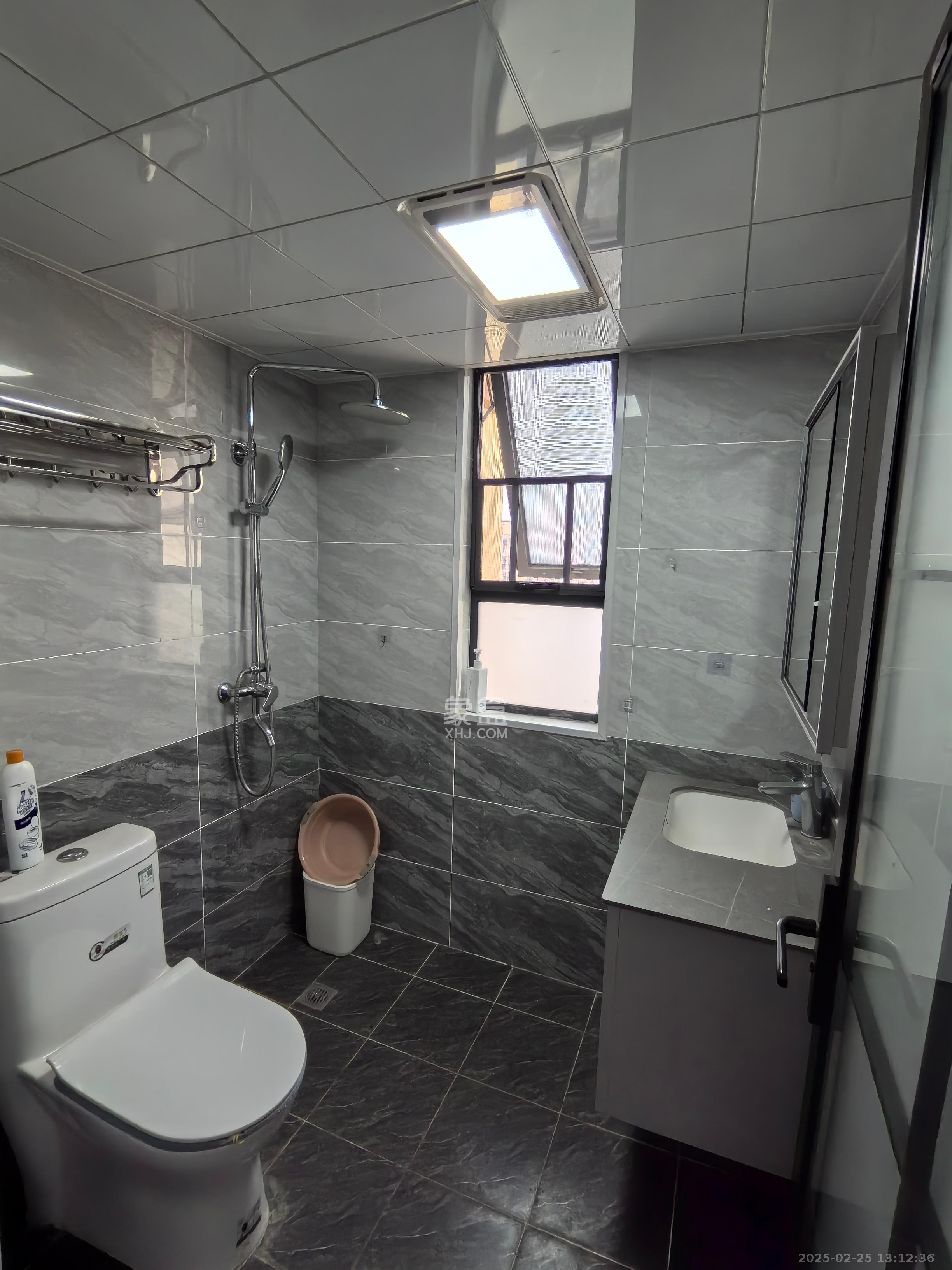 鸿海公园里 3室2厅2卫 1800.0元/月 鸿海公园里 3室2厅2卫 1800.0元/月室内图