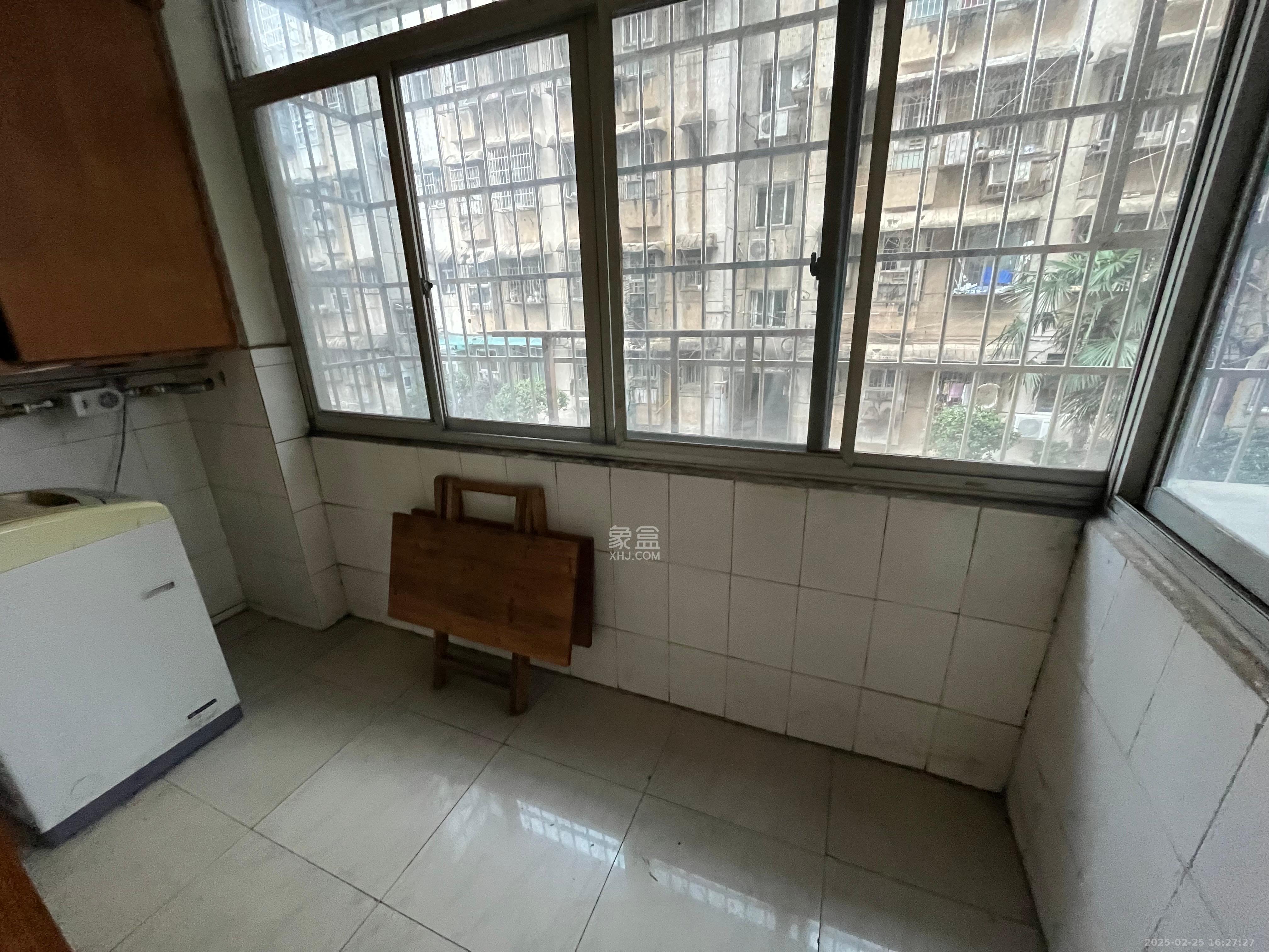 中建五局信和苑四区  2室2厅1卫    1300.0元/月 中建五局信和苑四区  2室2厅1卫    1300.0元/月室内图