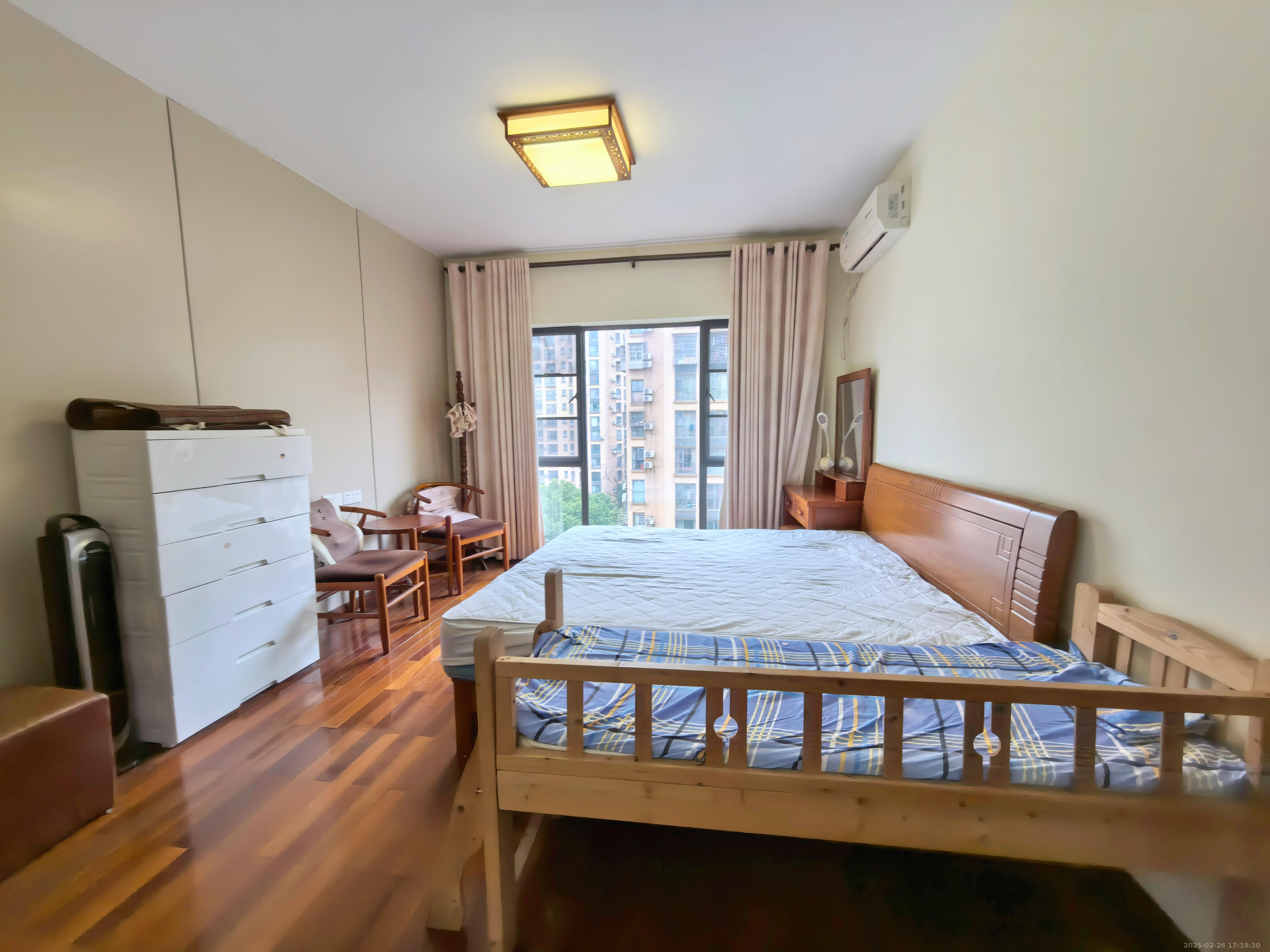 中城丽景香山园  4室2厅2卫   3900.00元/月室内图