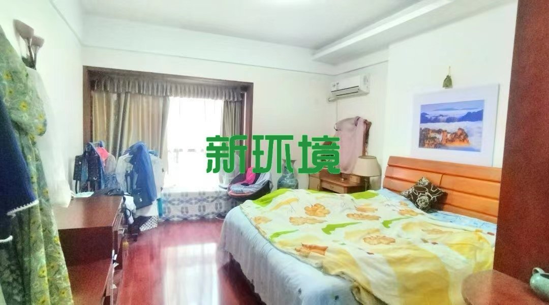 月亮湾二期B区  4室2厅2卫   105.00万客厅