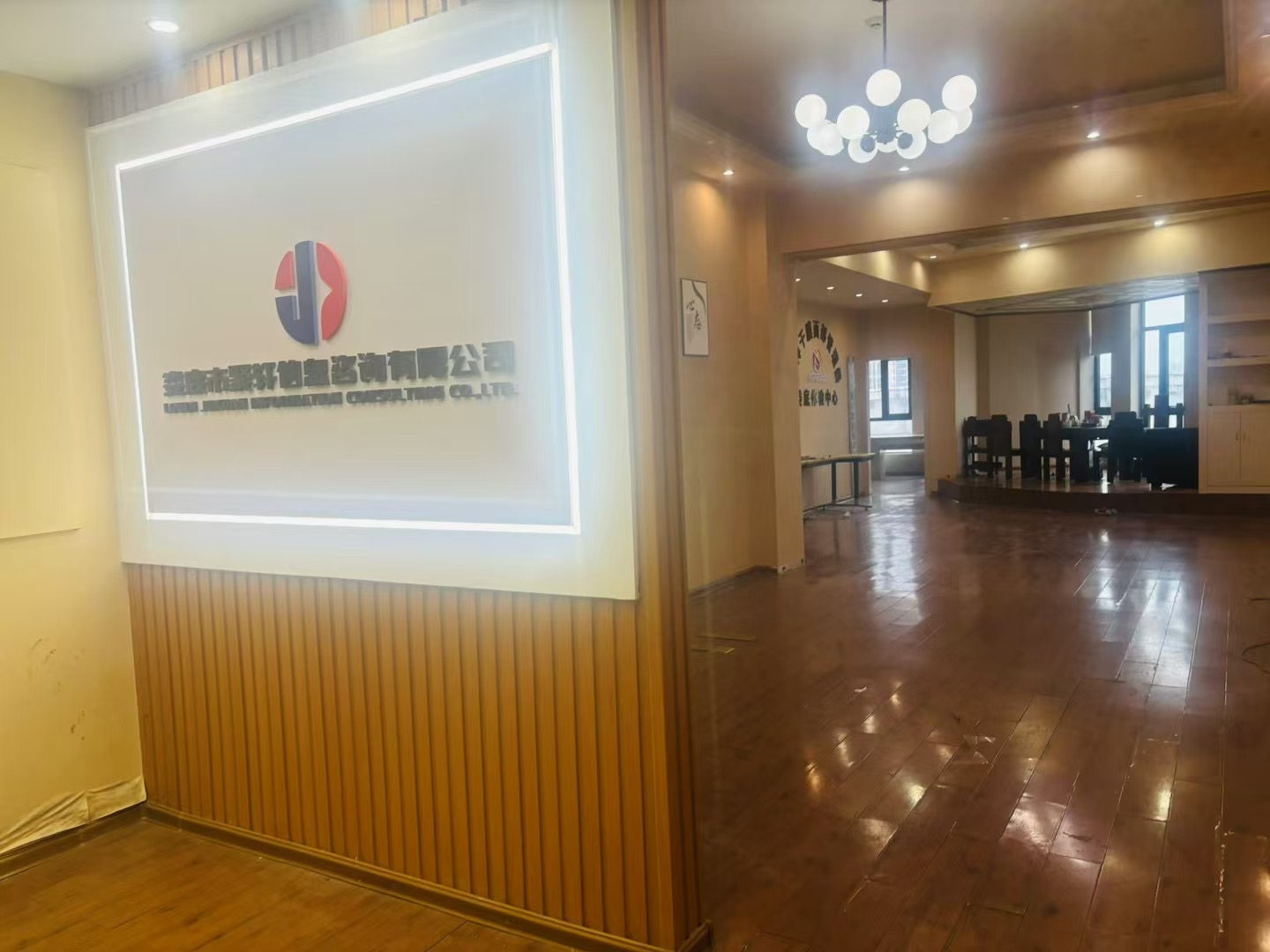 鸿星新天地  5室3厅1卫    4380.0元/月 鸿星新天地  5室3厅1卫    4380.0元/月室内图