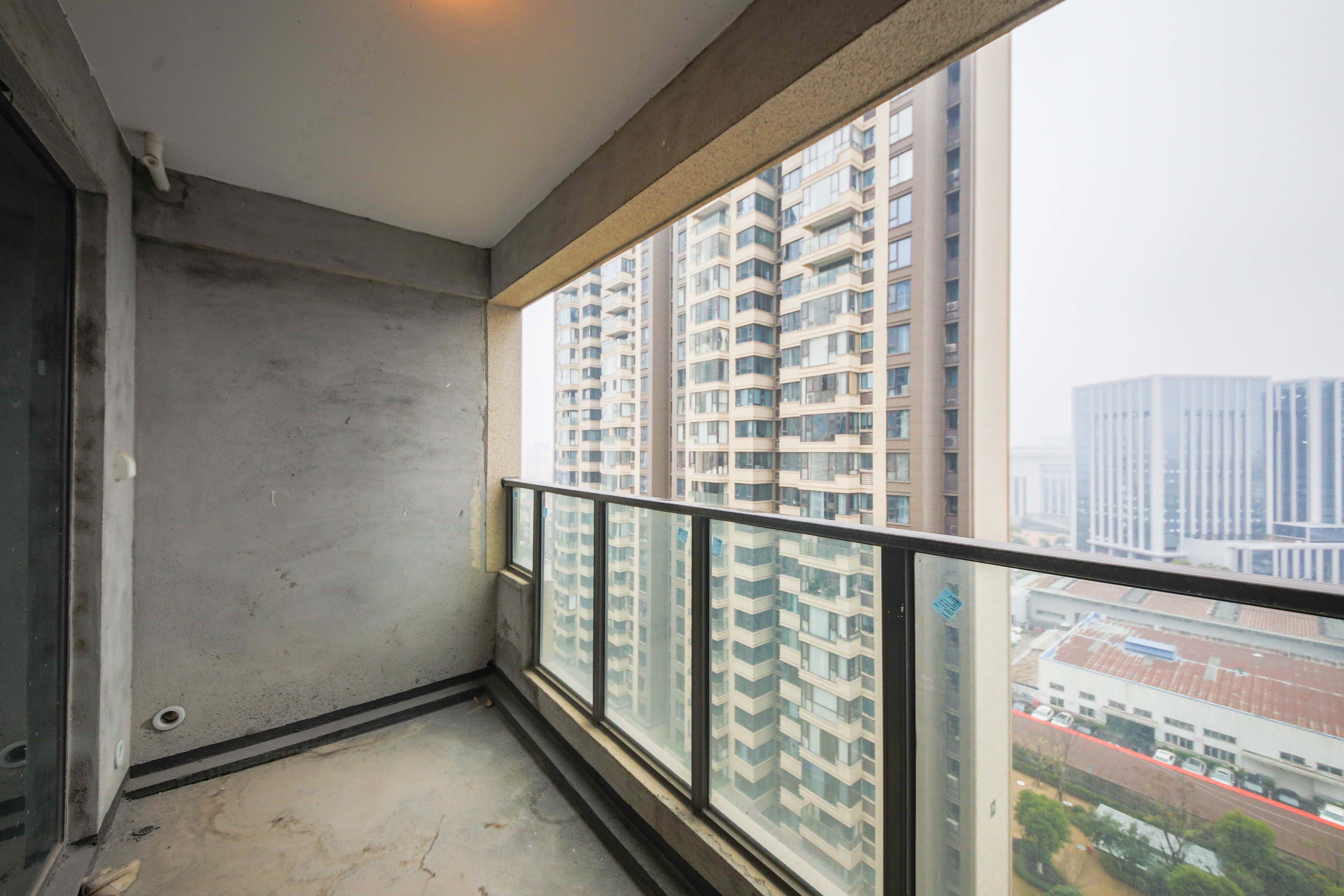 天城国际广场 3室2厅2卫 150.0万 天城国际广场 3室2厅2卫 150.0万阳台