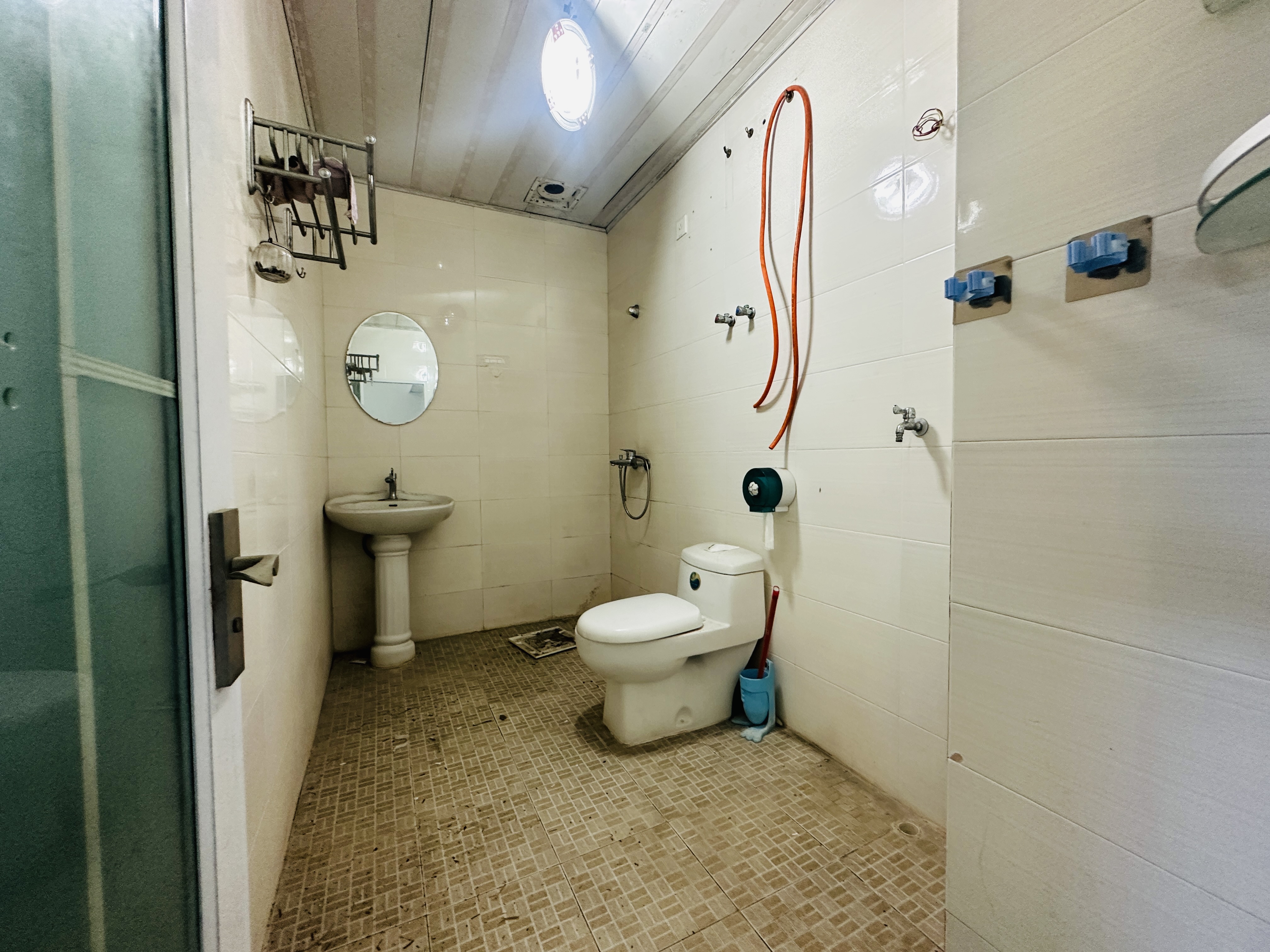 环惠大厦 6室3厅3卫 200.0万 环惠大厦 6室3厅3卫 200.0万卫生间