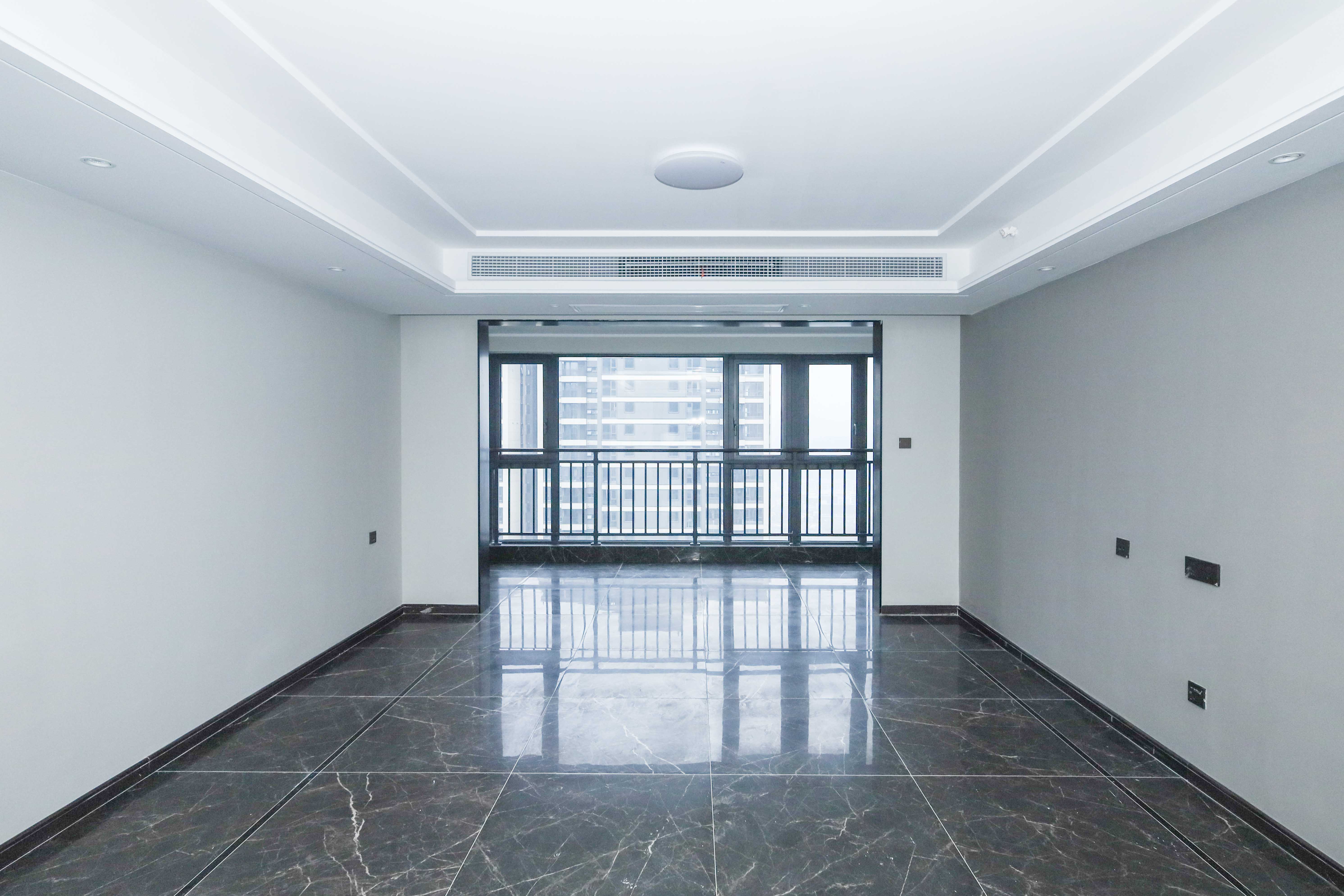 绿地麓云国际一期 5室2厅3卫 208.0万 绿地麓云国际一期 5室2厅3卫 208.0万客厅