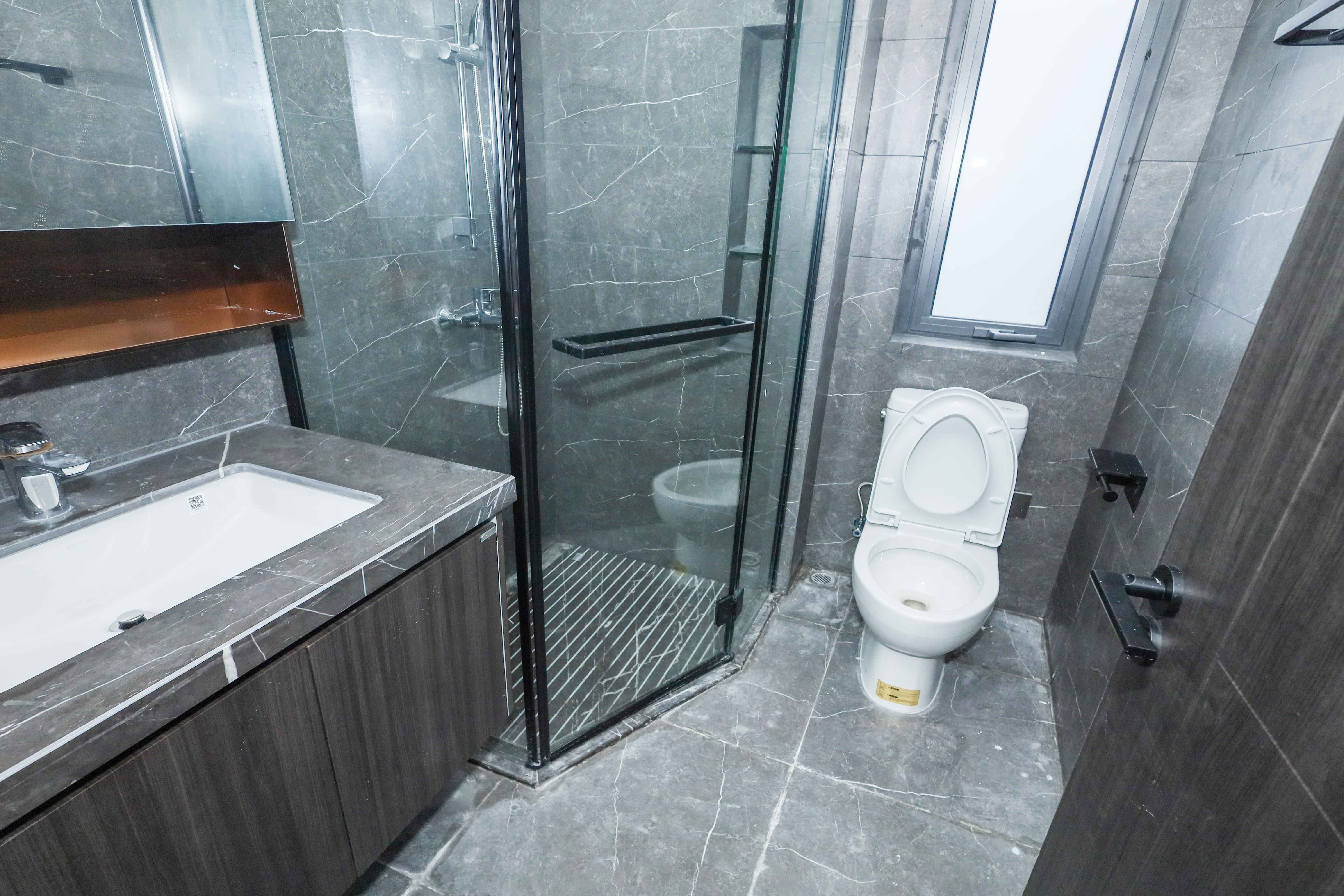 绿地麓云国际一期 5室2厅3卫 208.0万 绿地麓云国际一期 5室2厅3卫 208.0万卫生间