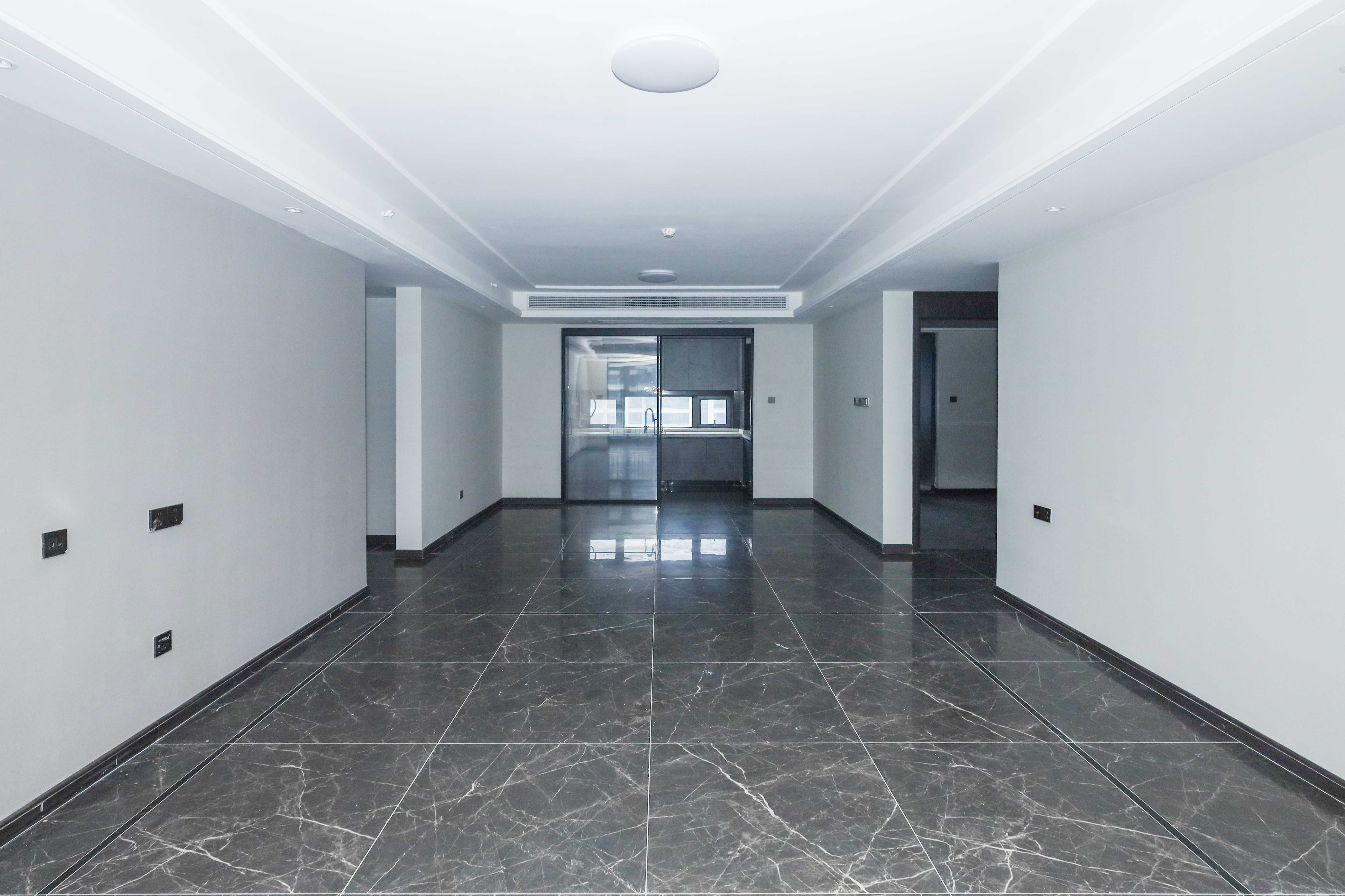 绿地麓云国际一期 5室2厅3卫 208.0万 绿地麓云国际一期 5室2厅3卫 208.0万客厅