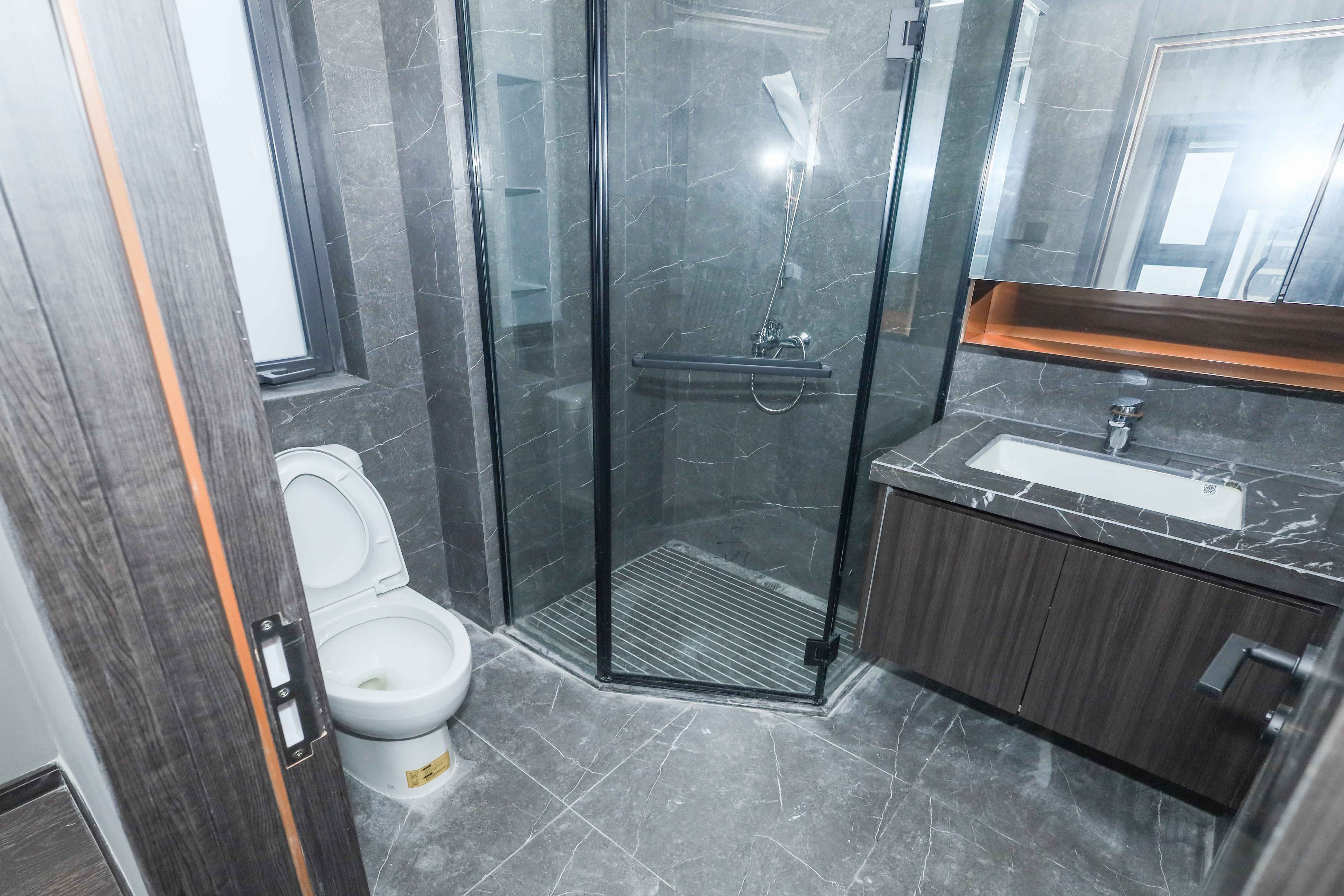 绿地麓云国际一期 5室2厅3卫 208.0万 绿地麓云国际一期 5室2厅3卫 208.0万卫生间