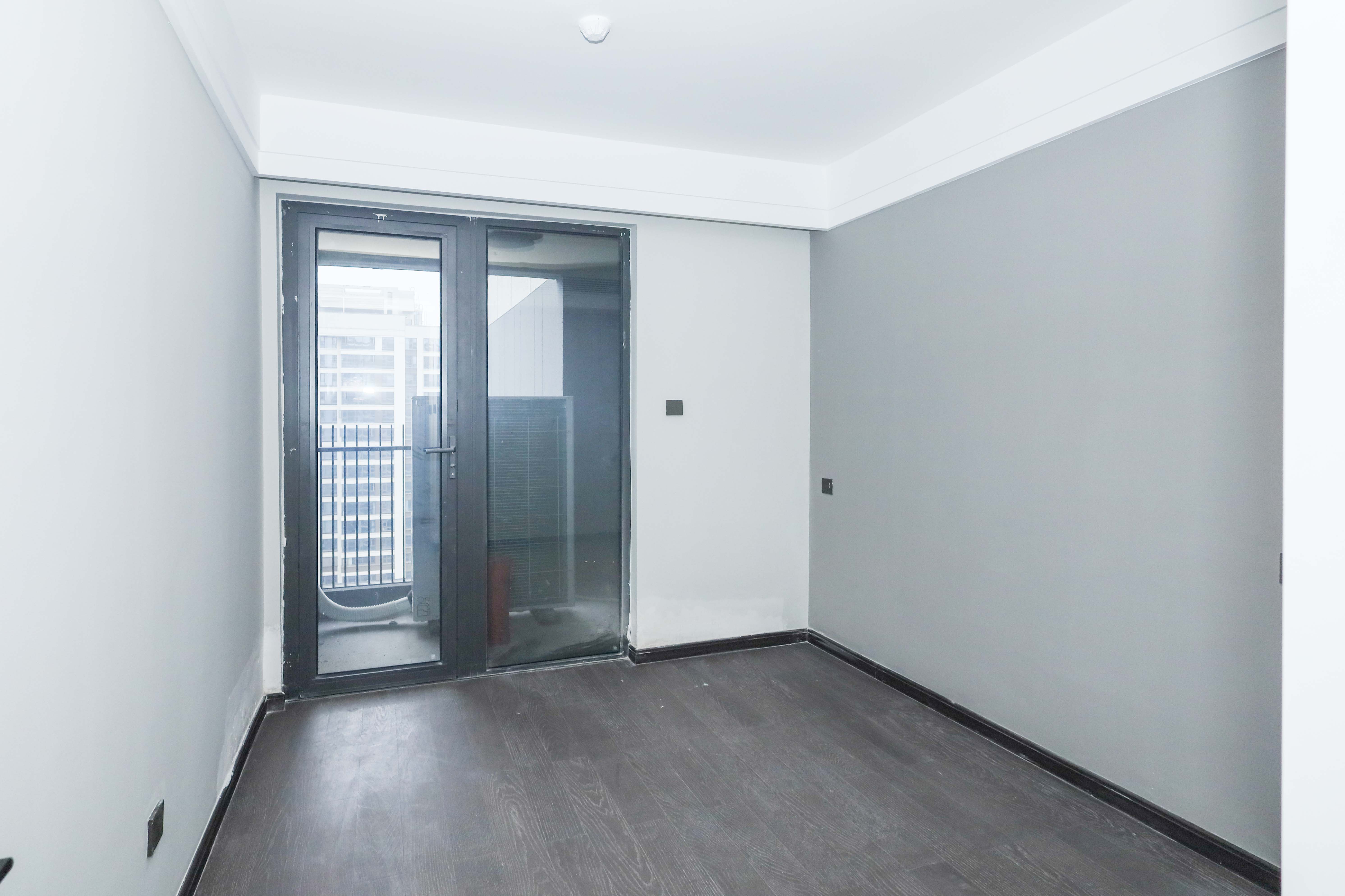 绿地麓云国际一期 5室2厅3卫 208.0万 绿地麓云国际一期 5室2厅3卫 208.0万卧室