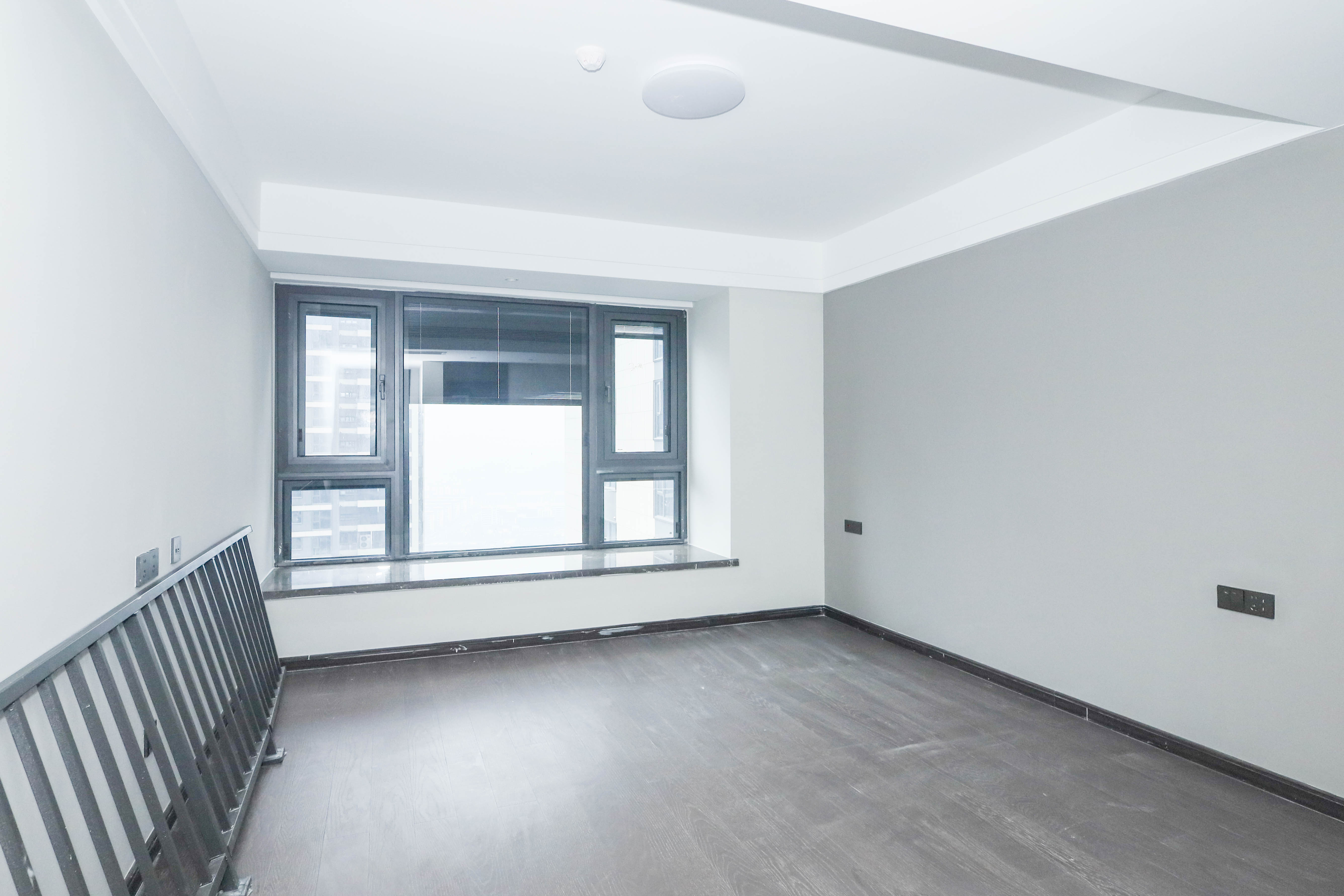 绿地麓云国际一期 5室2厅3卫 208.0万 绿地麓云国际一期 5室2厅3卫 208.0万卧室