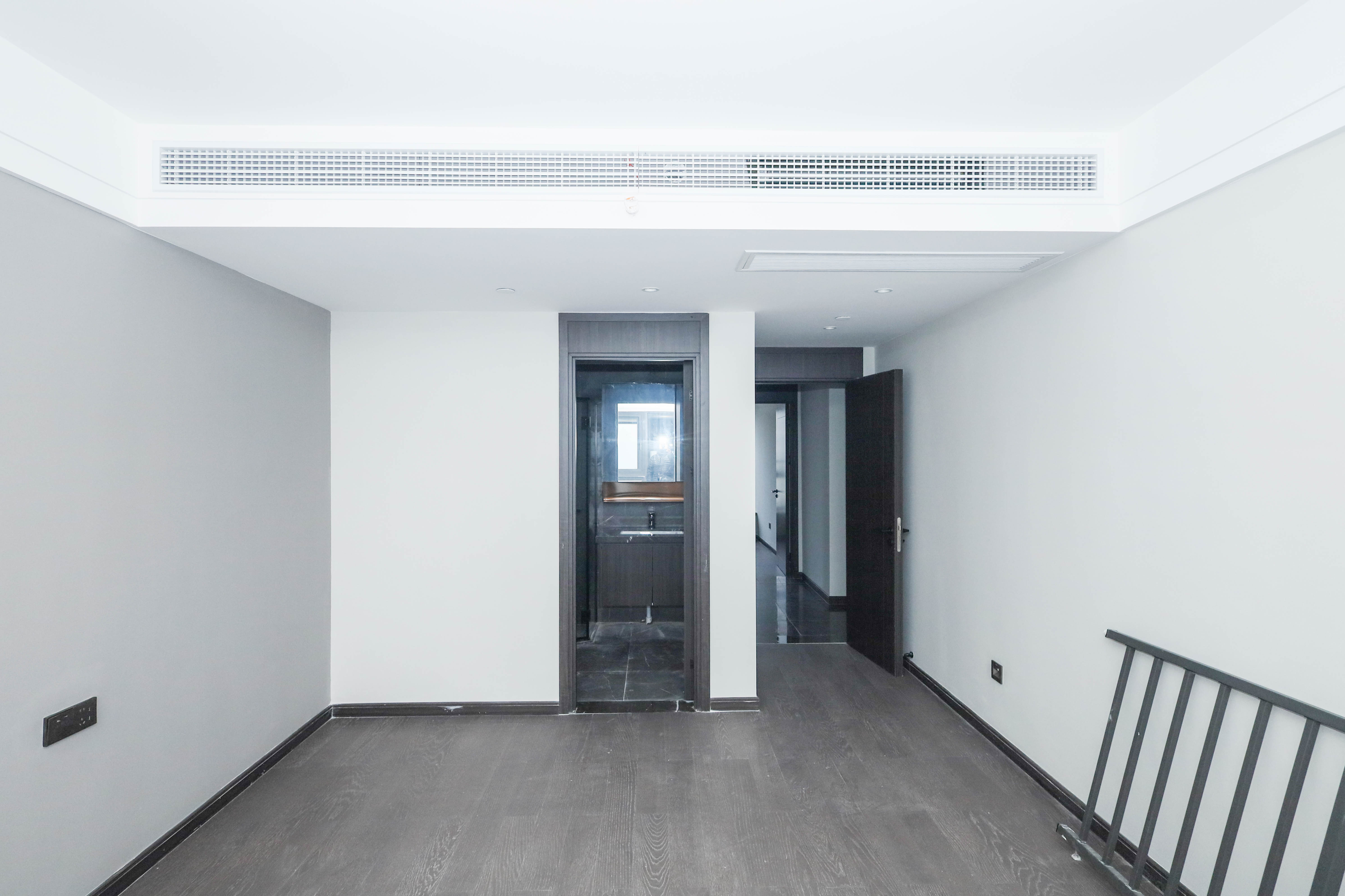 绿地麓云国际一期 5室2厅3卫 208.0万 绿地麓云国际一期 5室2厅3卫 208.0万卧室