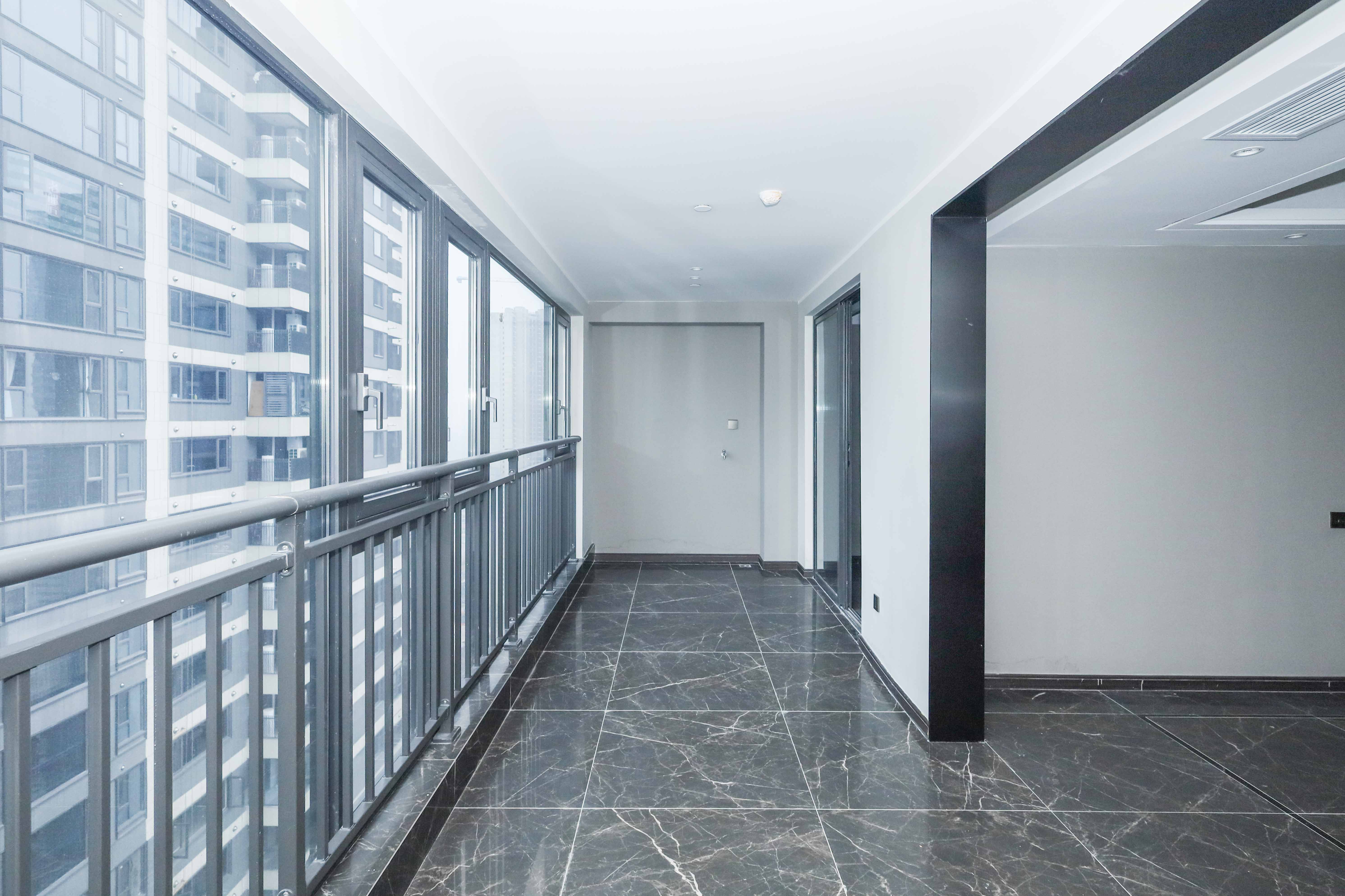 绿地麓云国际一期 5室2厅3卫 208.0万 绿地麓云国际一期 5室2厅3卫 208.0万阳台