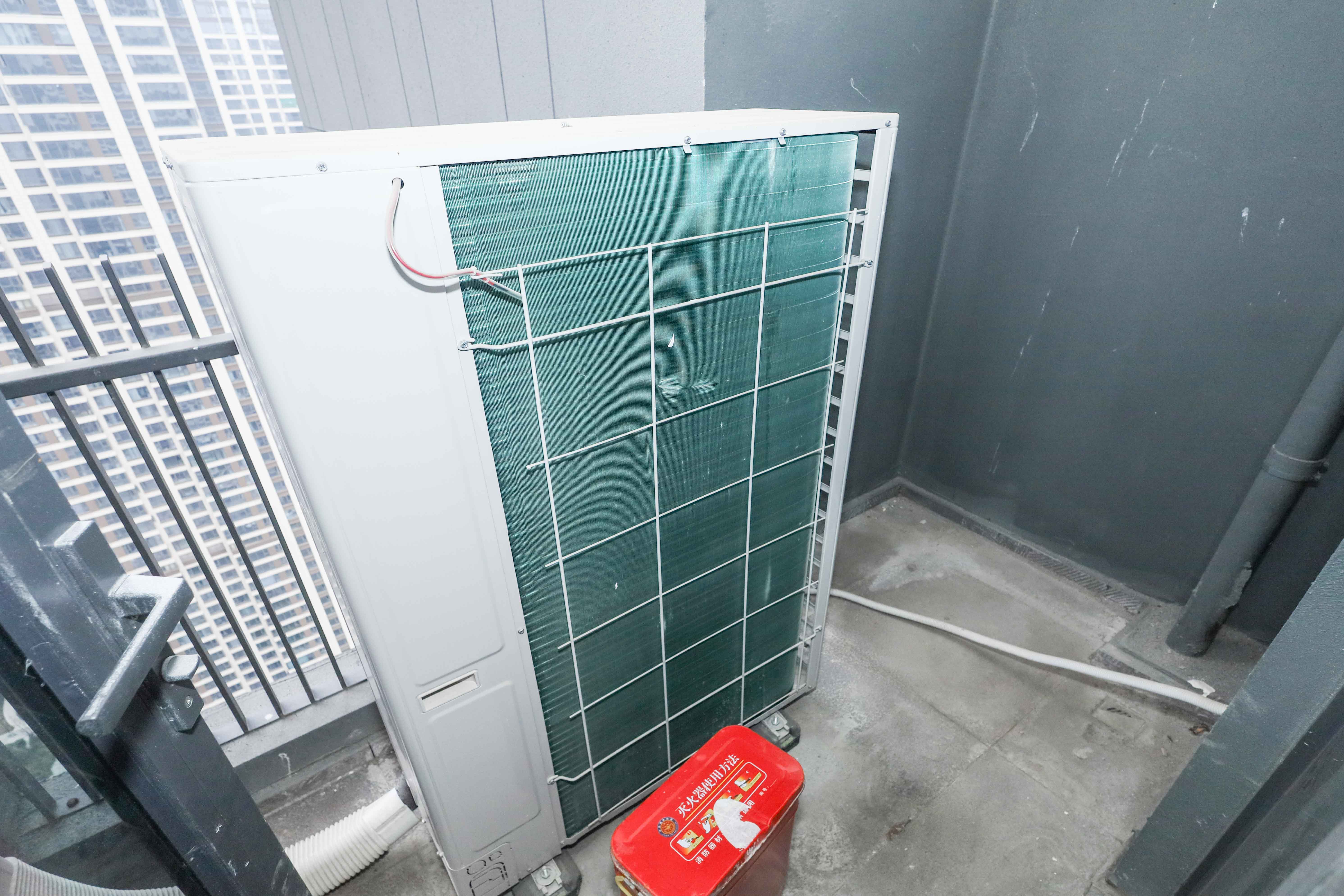 绿地麓云国际一期 5室2厅3卫 208.0万 绿地麓云国际一期 5室2厅3卫 208.0万阳台