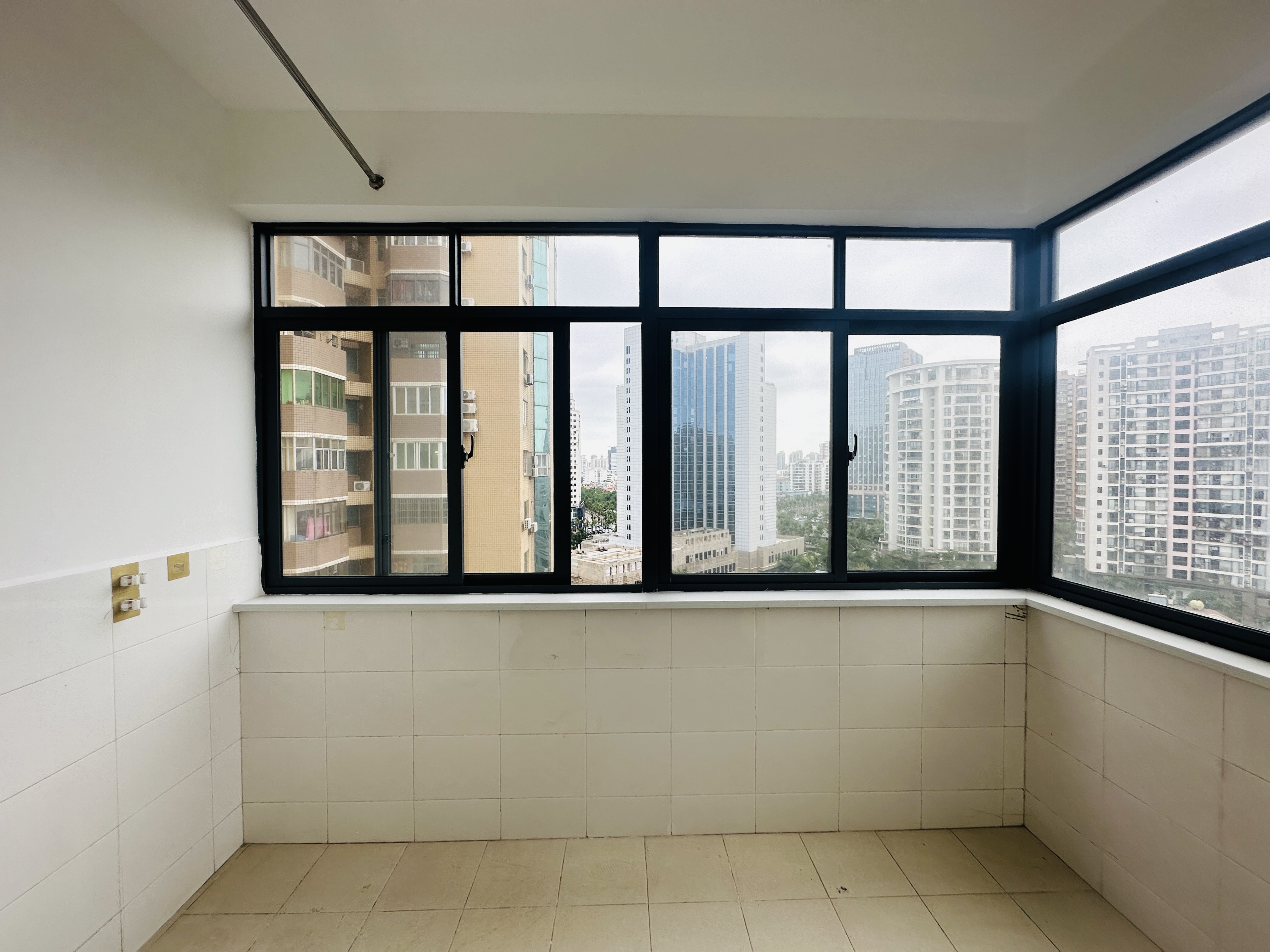 丽花城 1室1厅1卫 52.0万 丽花城 1室1厅1卫 52.0万阳台