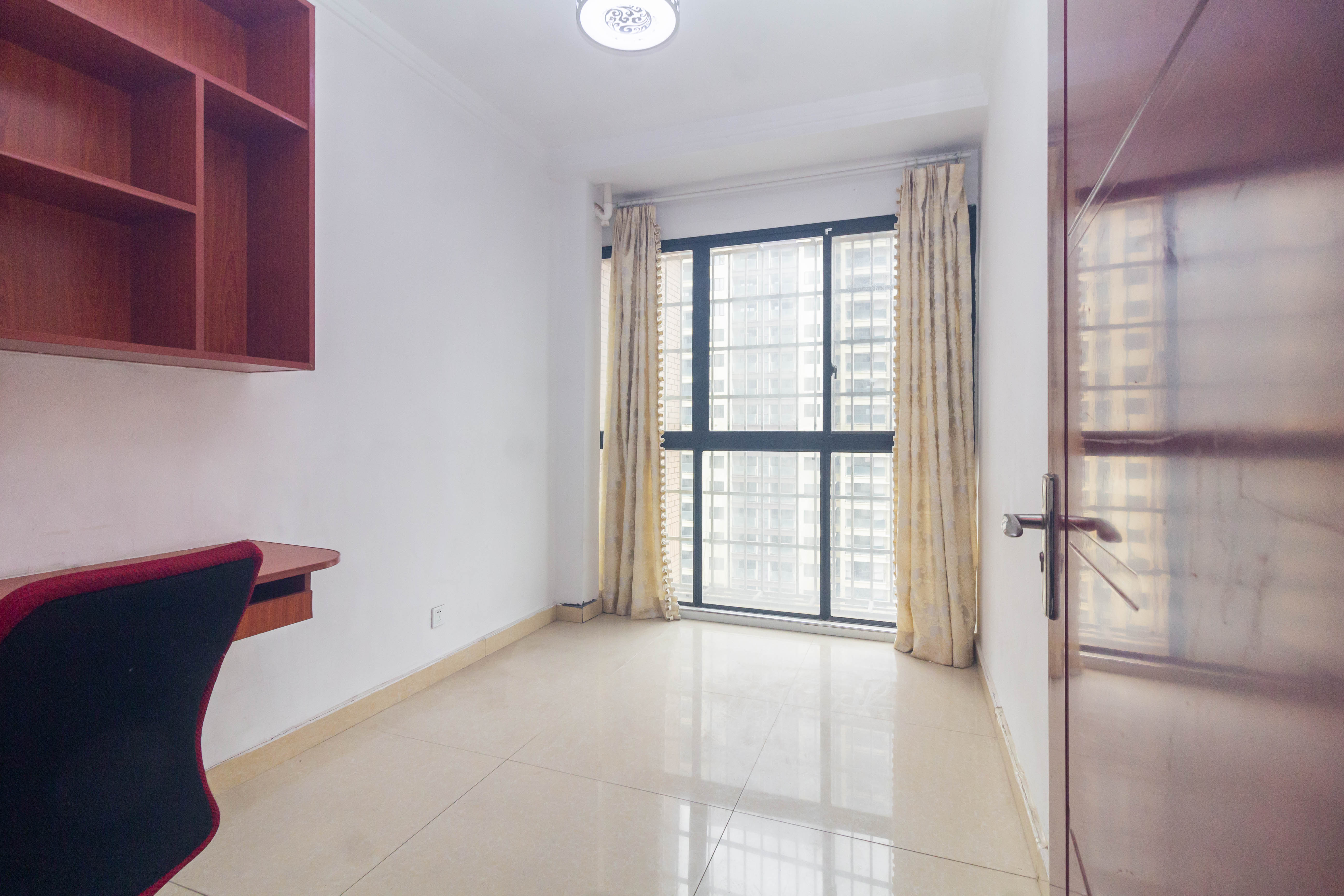 紫御江山  3室2厅1卫    75.0万卧室