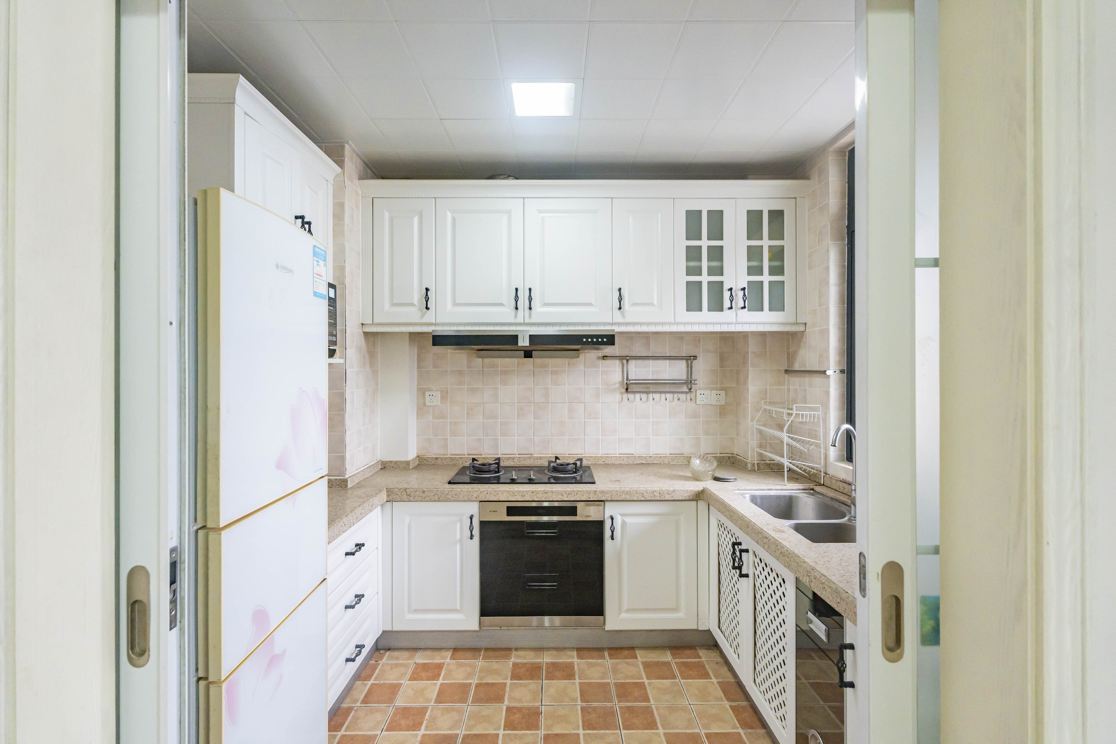 藏珑湖上国际花园  4室2厅2卫    150.0万 藏珑湖上国际花园  4室2厅2卫    150.0万厨房