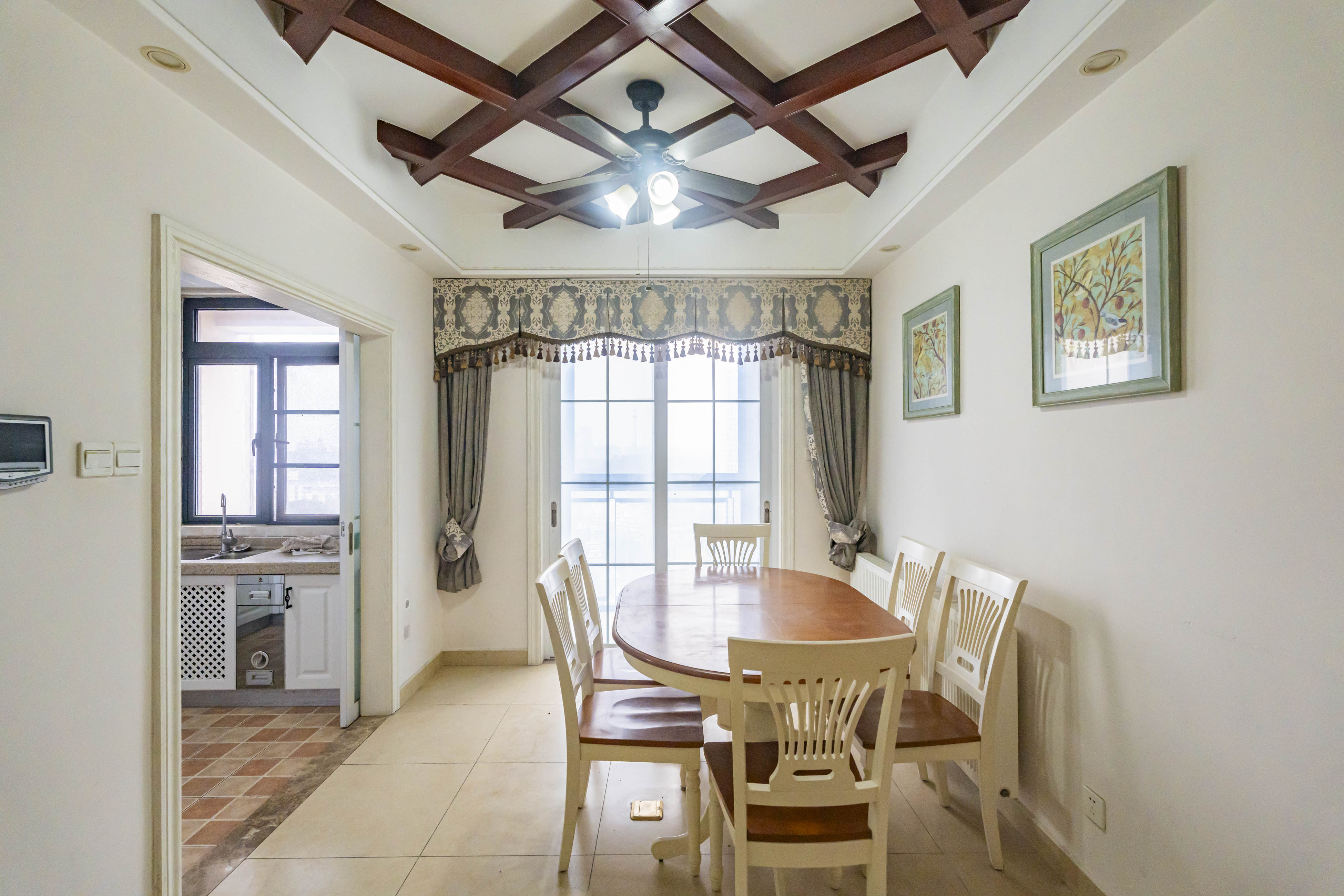 藏珑湖上国际花园  4室2厅2卫    150.0万 藏珑湖上国际花园  4室2厅2卫    150.0万客厅