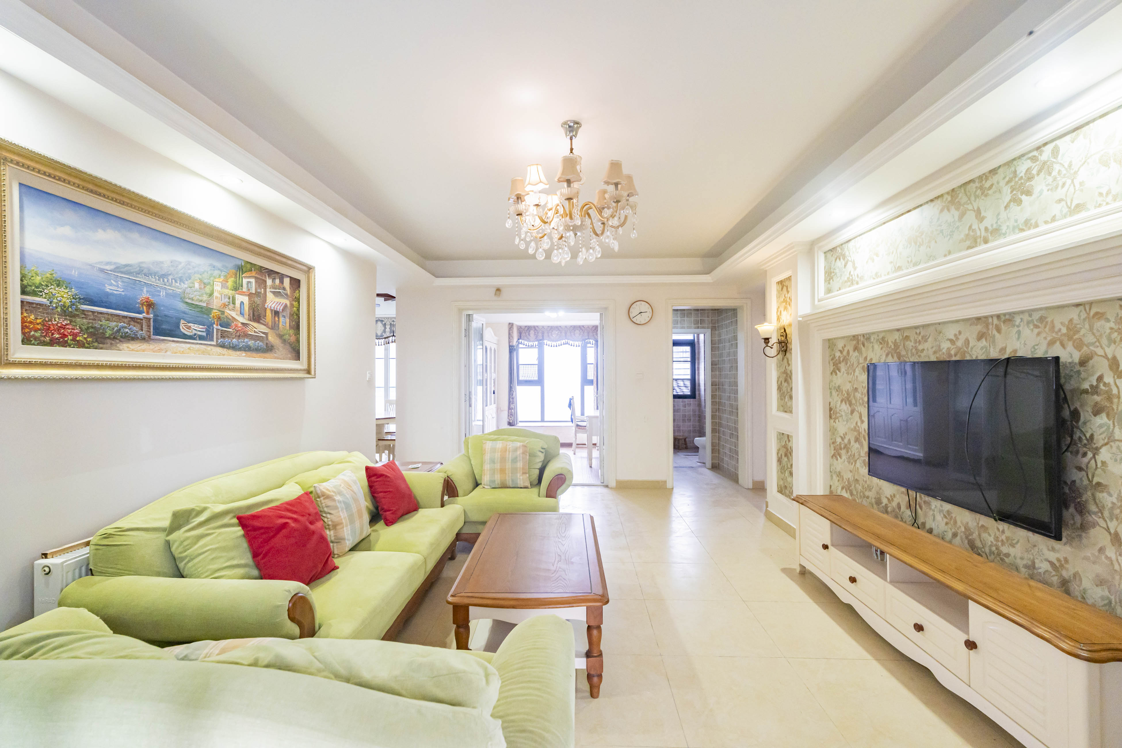 藏珑湖上国际花园  4室2厅2卫    150.0万 藏珑湖上国际花园  4室2厅2卫    150.0万客厅